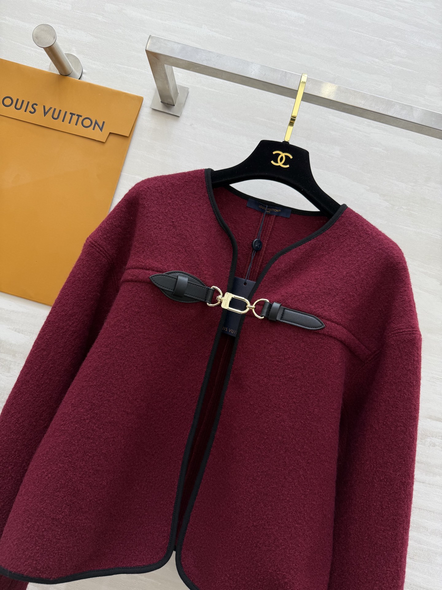 #Louis Vuitto♡²⁵秋冬新款 皮扣装饰斗篷外套 高品质定制 现货首发size：S/M/L（s