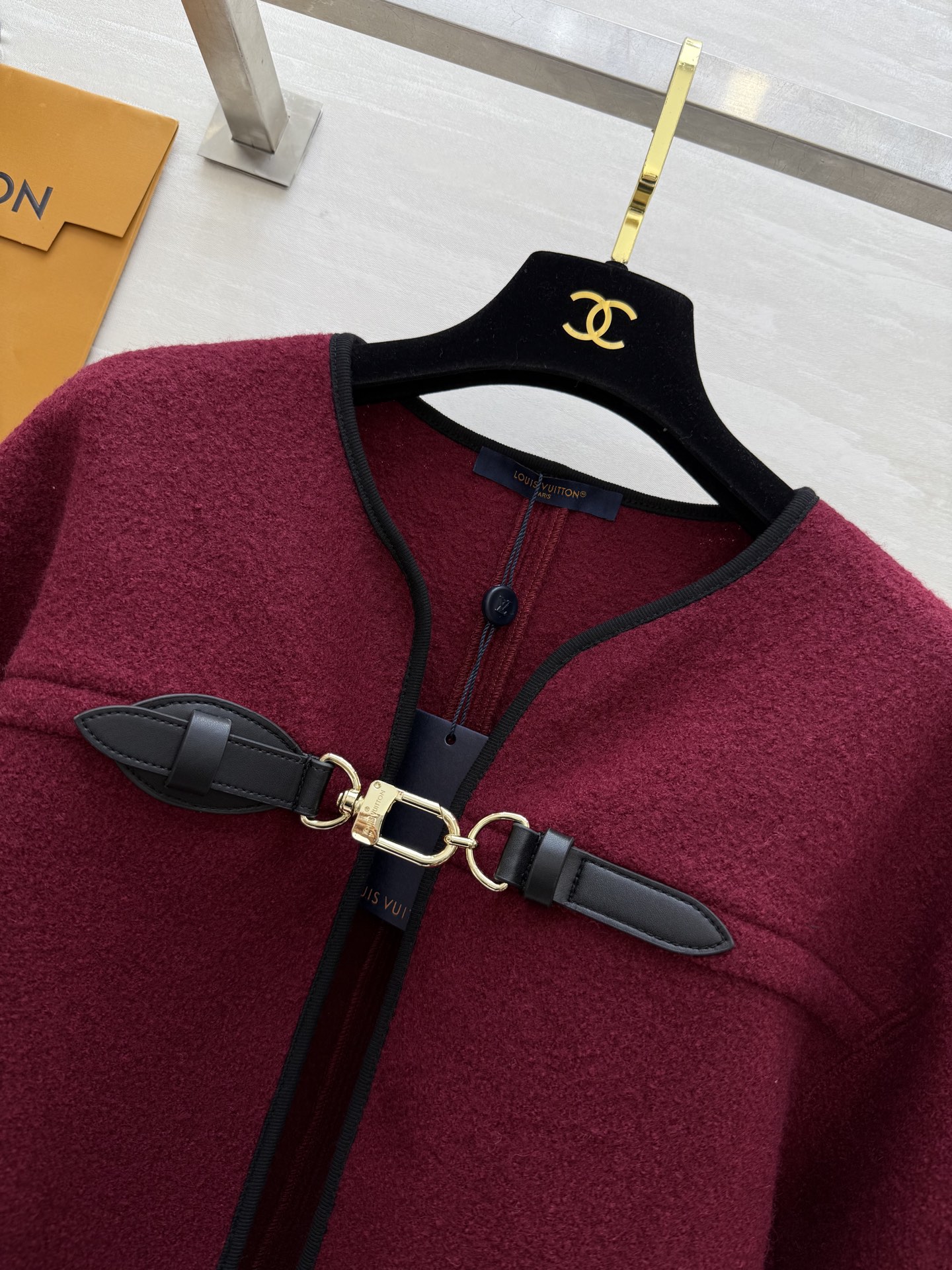 #Louis Vuitto♡²⁵秋冬新款 皮扣装饰斗篷外套 高品质定制 现货首发size：S/M/L（s