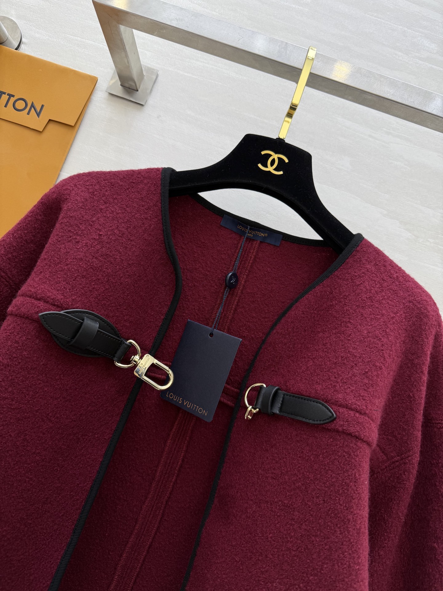 #Louis Vuitto♡²⁵秋冬新款 皮扣装饰斗篷外套 高品质定制 现货首发size：S/M/L（s