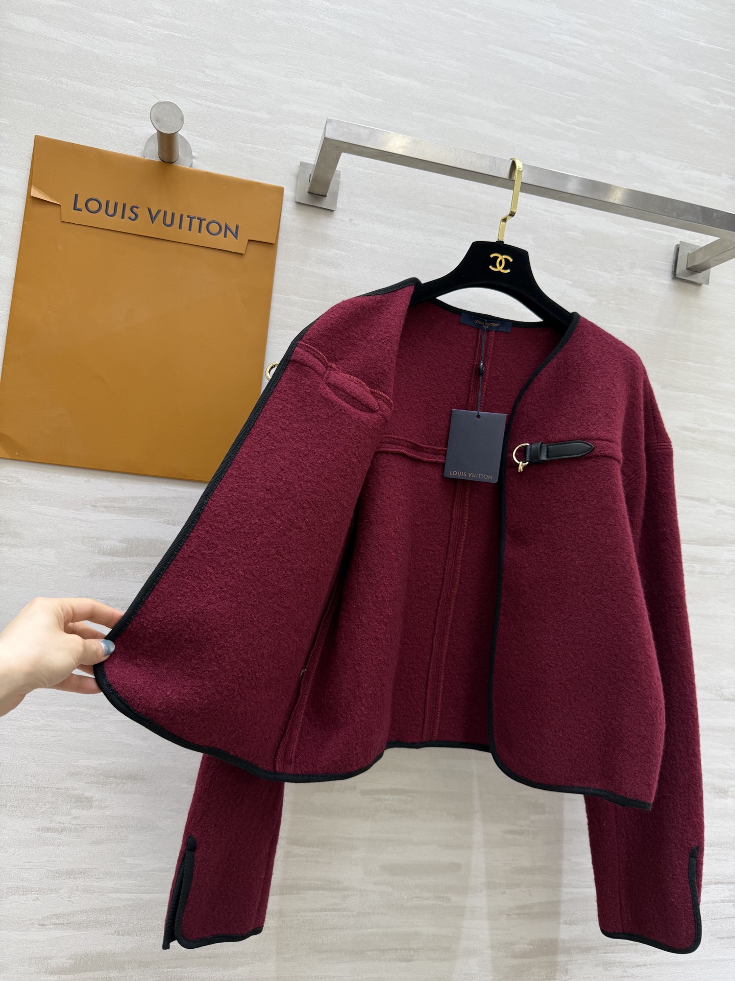 #Louis Vuitto♡²⁵秋冬新款 皮扣装饰斗篷外套 高品质定制 现货首发size：S/M/L（s