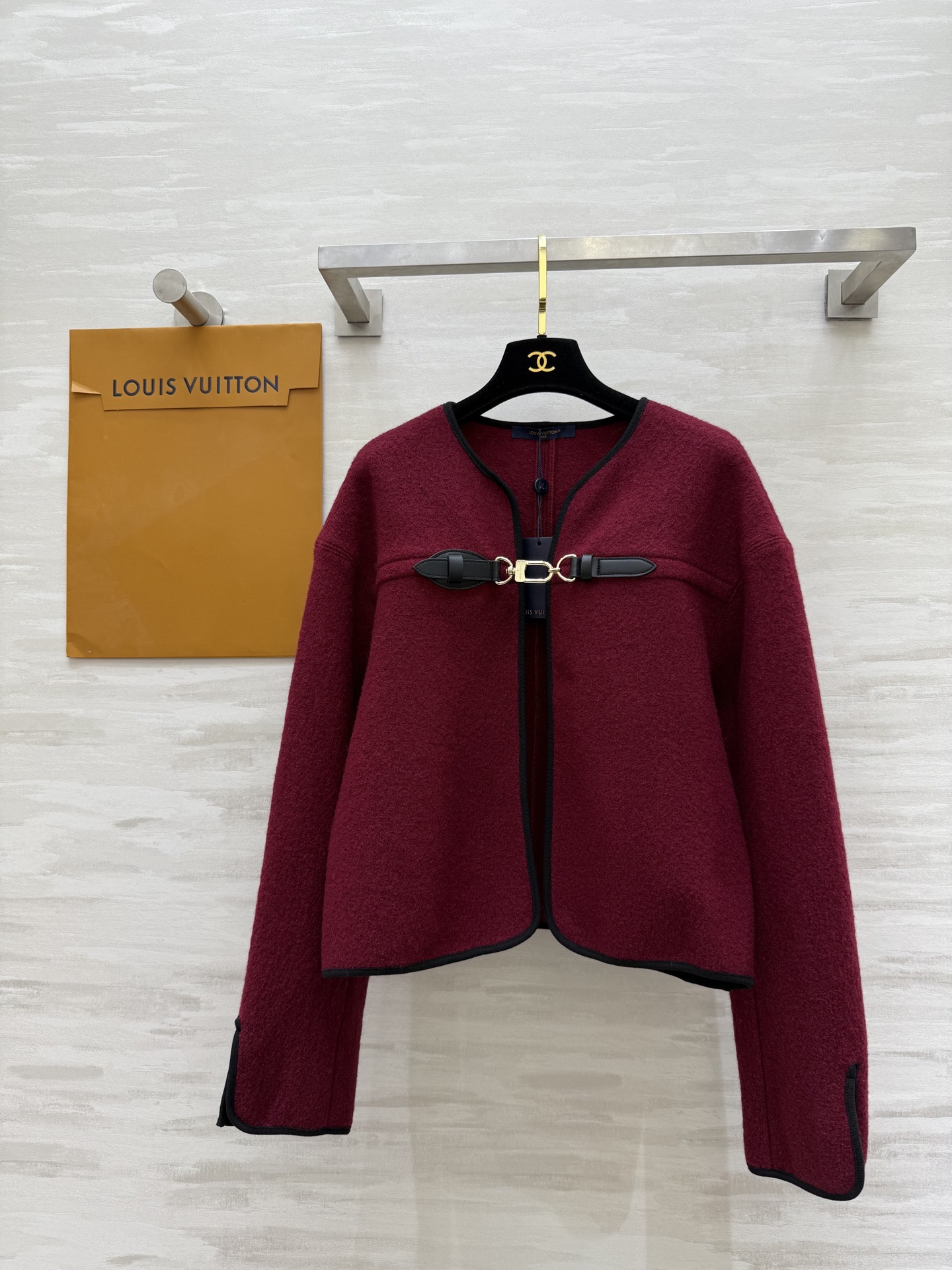 NO:500232,#Louis Vuitto autumn and winter new leather buckle decorative cape jacket high quality customization spot first-time sizeS/M/L (size s size 55 shoulder width, bust 102, clothes length 55), louis vuitton, jackets & coats, alexander wang19860909#Louis Vuitto秋冬新款 皮扣装饰斗篷外套 高品质定制 现货首发sizeS/M/L（s码肩宽55,胸围102,衣长55）,,louis vuitton,jackets & coats,alexander wang,Women's clothing
