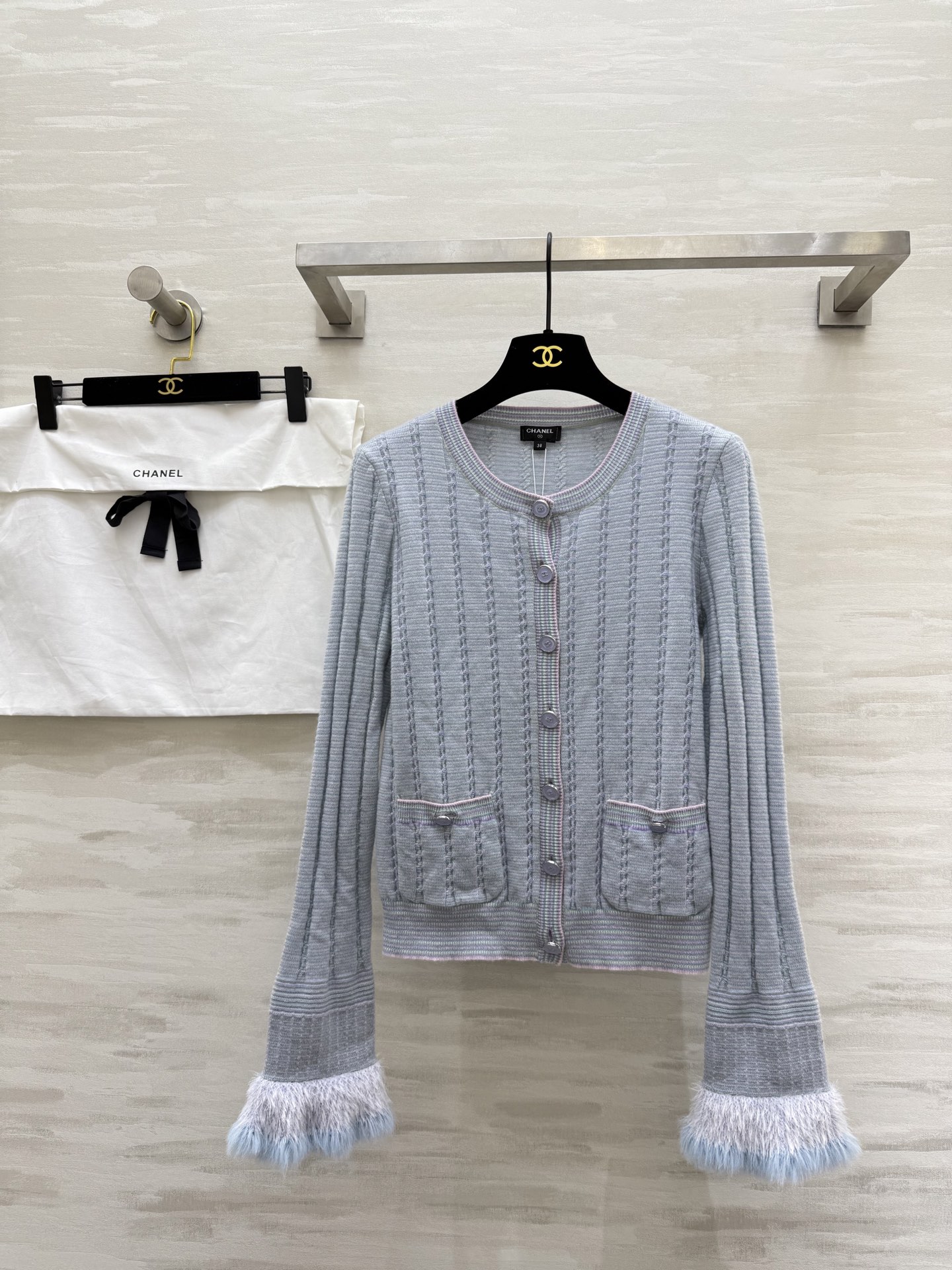 NO:501011,#ChaneB round neck single-breasted long-sleeved cardigan, cashmere + mulberry silk interwoven, sleeve fur design, cute and playful, same style as Jin Zhenni, high-quality customization, spot first-time size36/38/40,,chanel,alexander wang19860909#ChaneB 圆领单排扣长袖开衫 羊绒+桑蚕丝交织而成 袖子毛毛设计 可爱且俏皮 金珍妮同款 高品质定制 现货首发size36/38/40,,chanel,alexander wang,Women's clothing