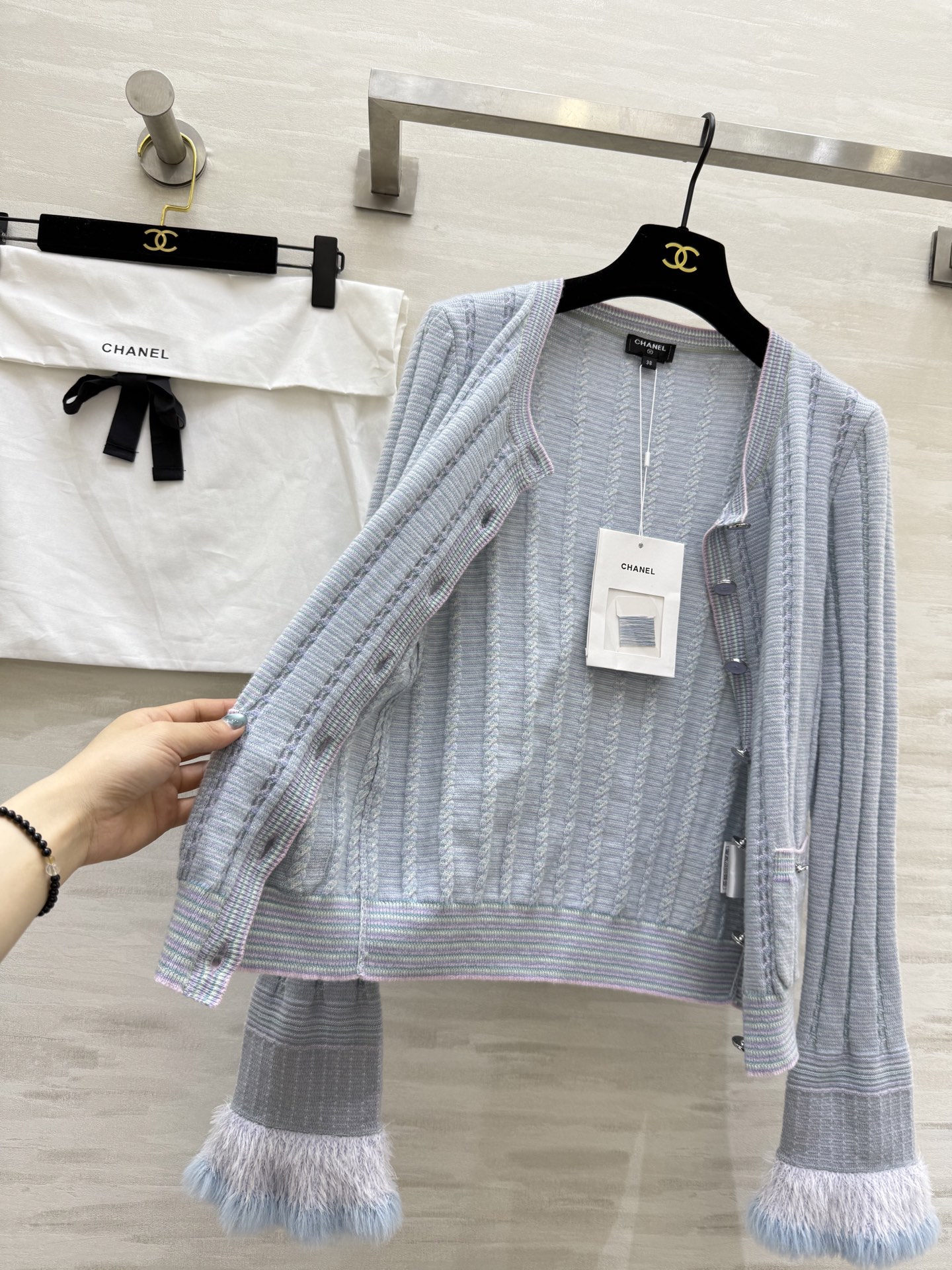 #Chane♡²⁵B 圆领单排扣长袖开衫 羊绒+桑蚕丝交织而成 袖子毛毛设计 可爱且俏皮 金珍妮同款 高