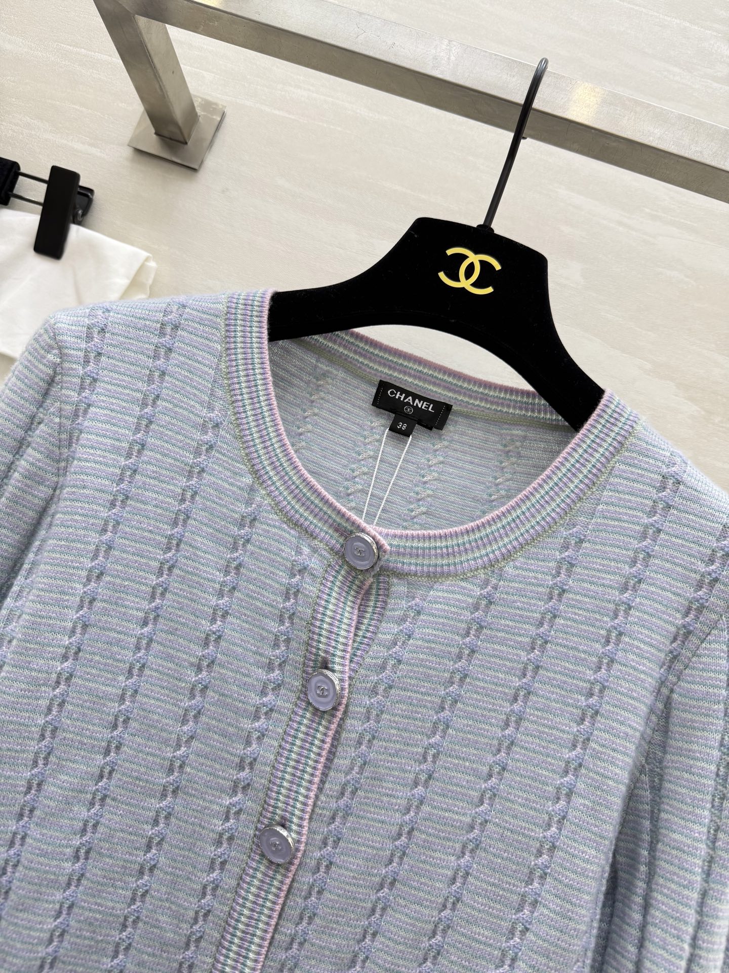 #Chane♡²⁵B 圆领单排扣长袖开衫 羊绒+桑蚕丝交织而成 袖子毛毛设计 可爱且俏皮 金珍妮同款 高