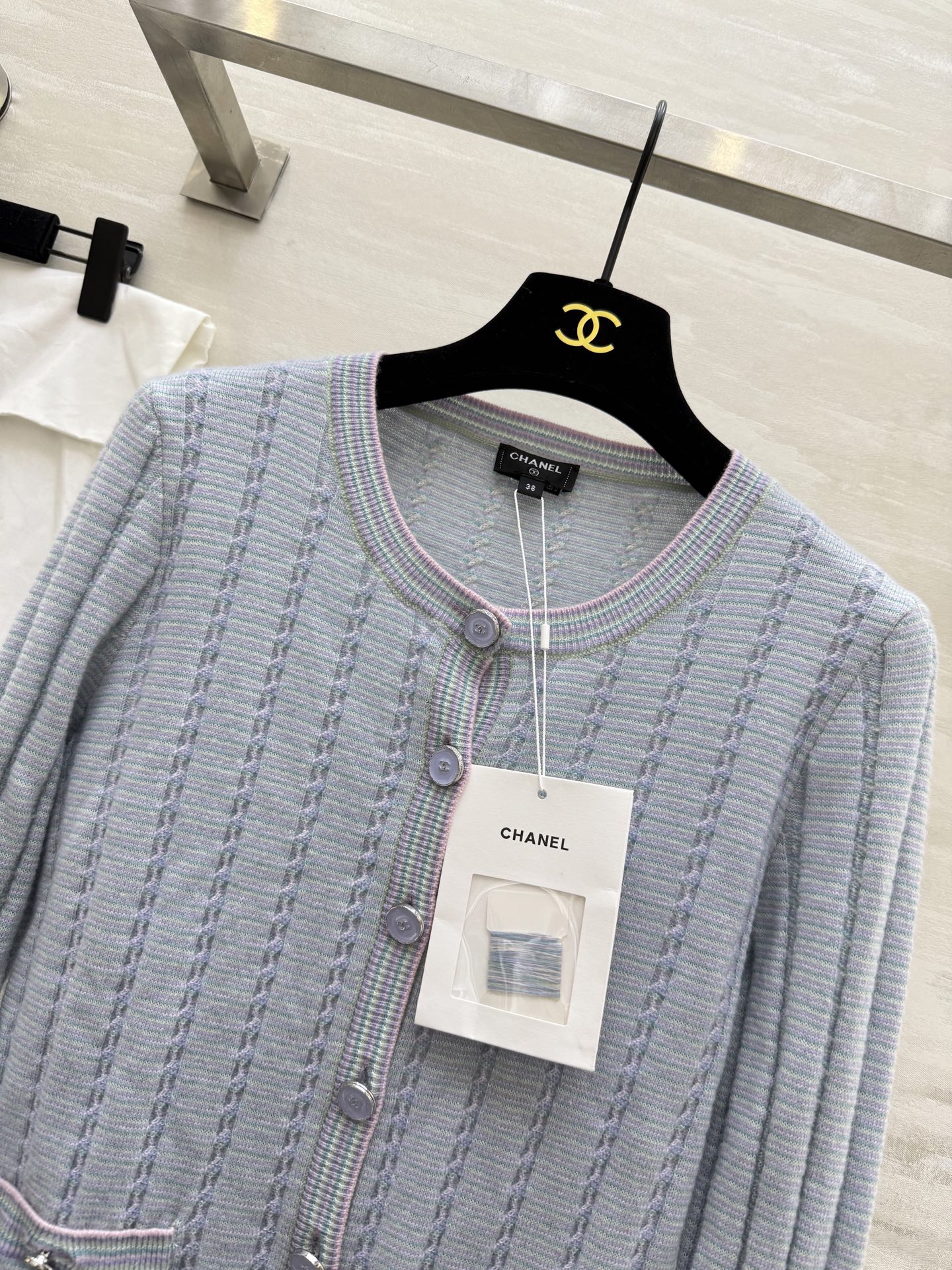 #Chane♡²⁵B 圆领单排扣长袖开衫 羊绒+桑蚕丝交织而成 袖子毛毛设计 可爱且俏皮 金珍妮同款 高