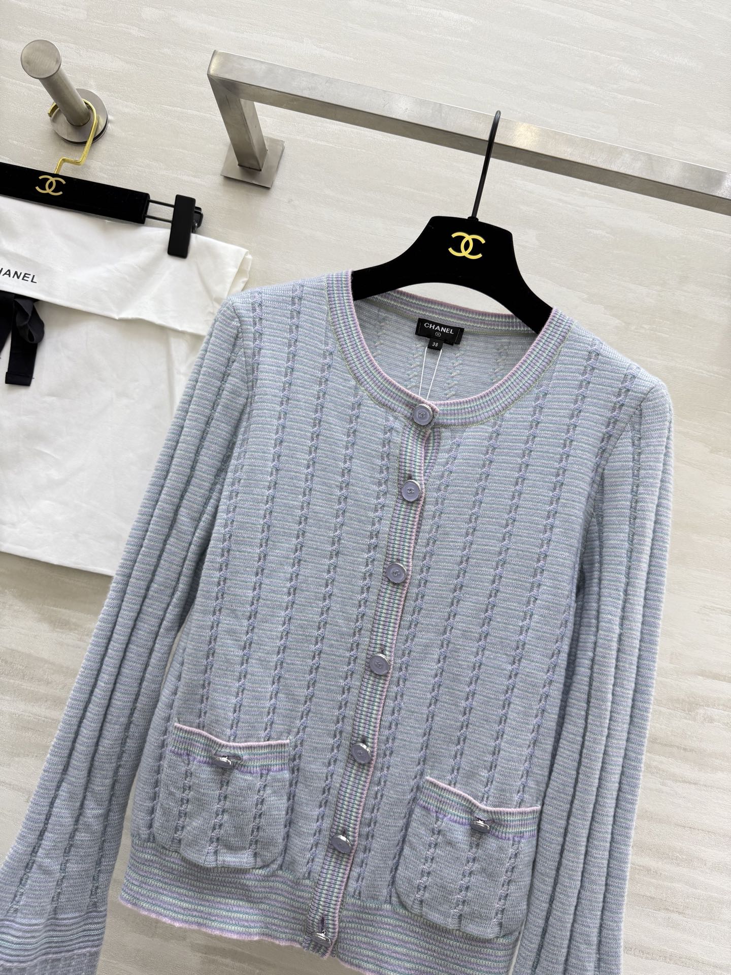 #Chane♡²⁵B 圆领单排扣长袖开衫 羊绒+桑蚕丝交织而成 袖子毛毛设计 可爱且俏皮 金珍妮同款 高