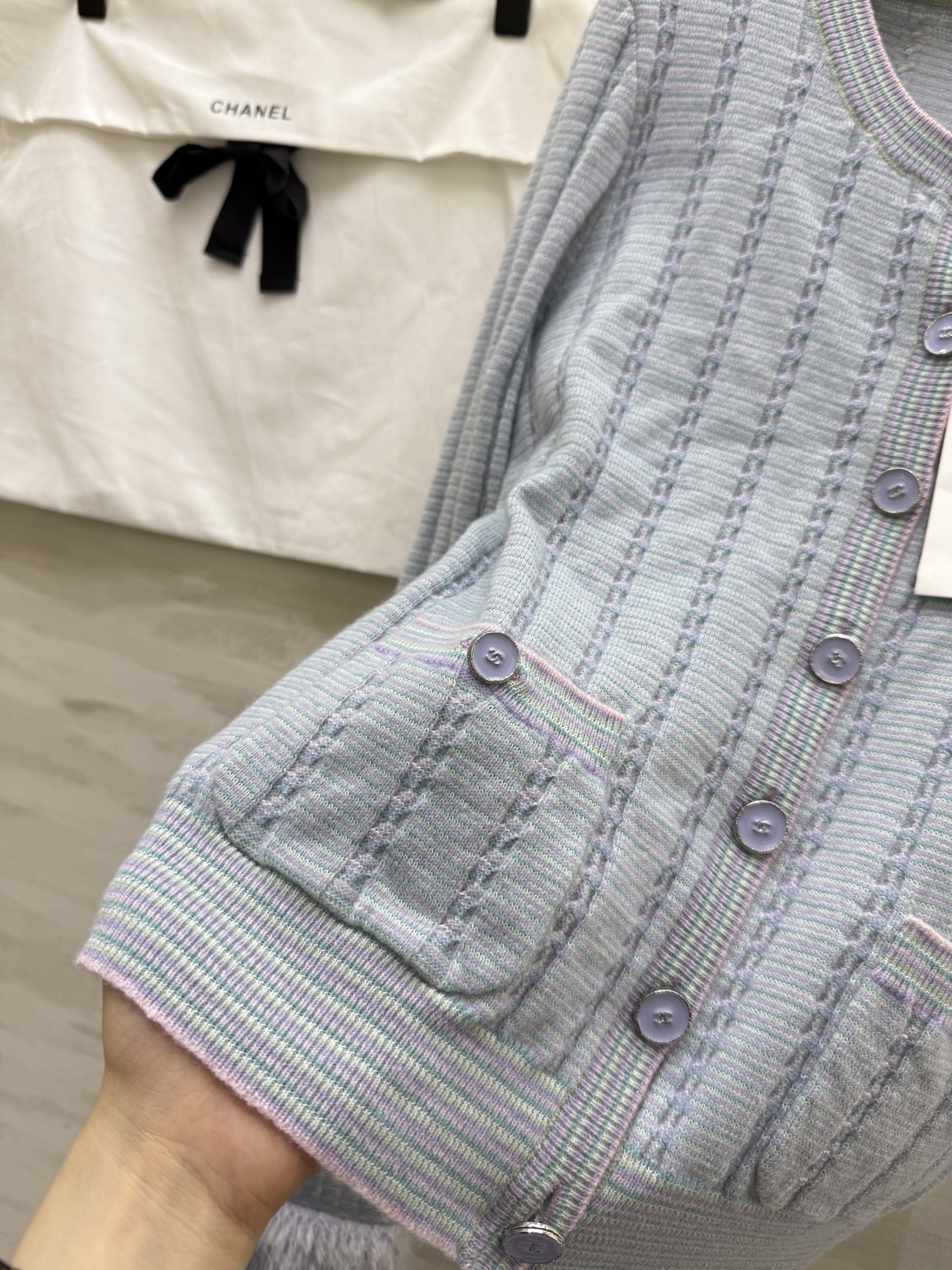 #Chane♡²⁵B 圆领单排扣长袖开衫 羊绒+桑蚕丝交织而成 袖子毛毛设计 可爱且俏皮 金珍妮同款 高