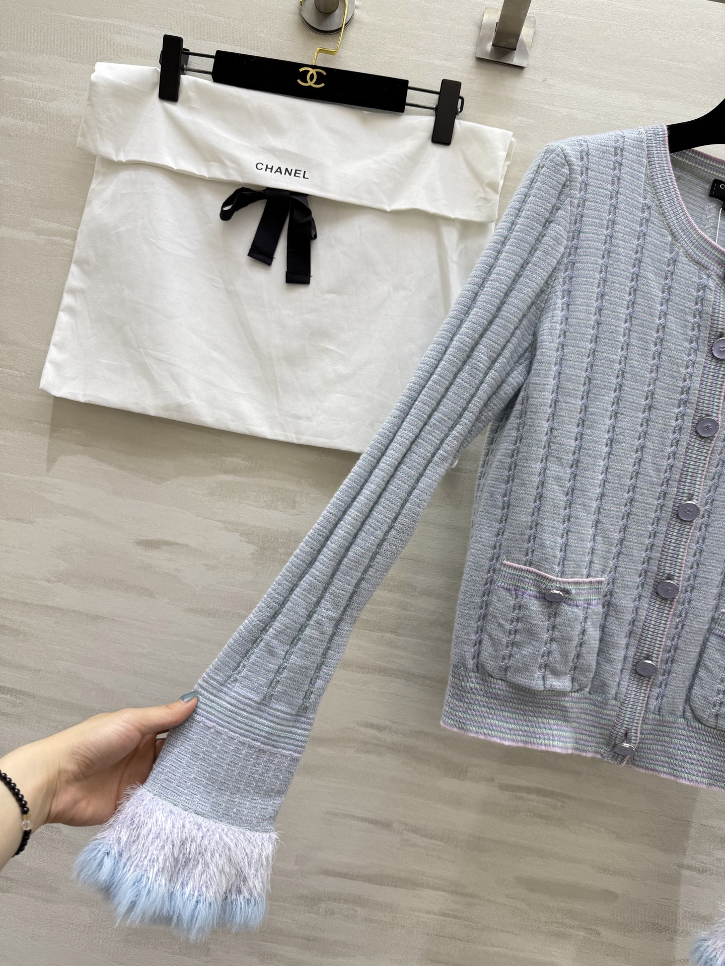 #Chane♡²⁵B 圆领单排扣长袖开衫 羊绒+桑蚕丝交织而成 袖子毛毛设计 可爱且俏皮 金珍妮同款 高