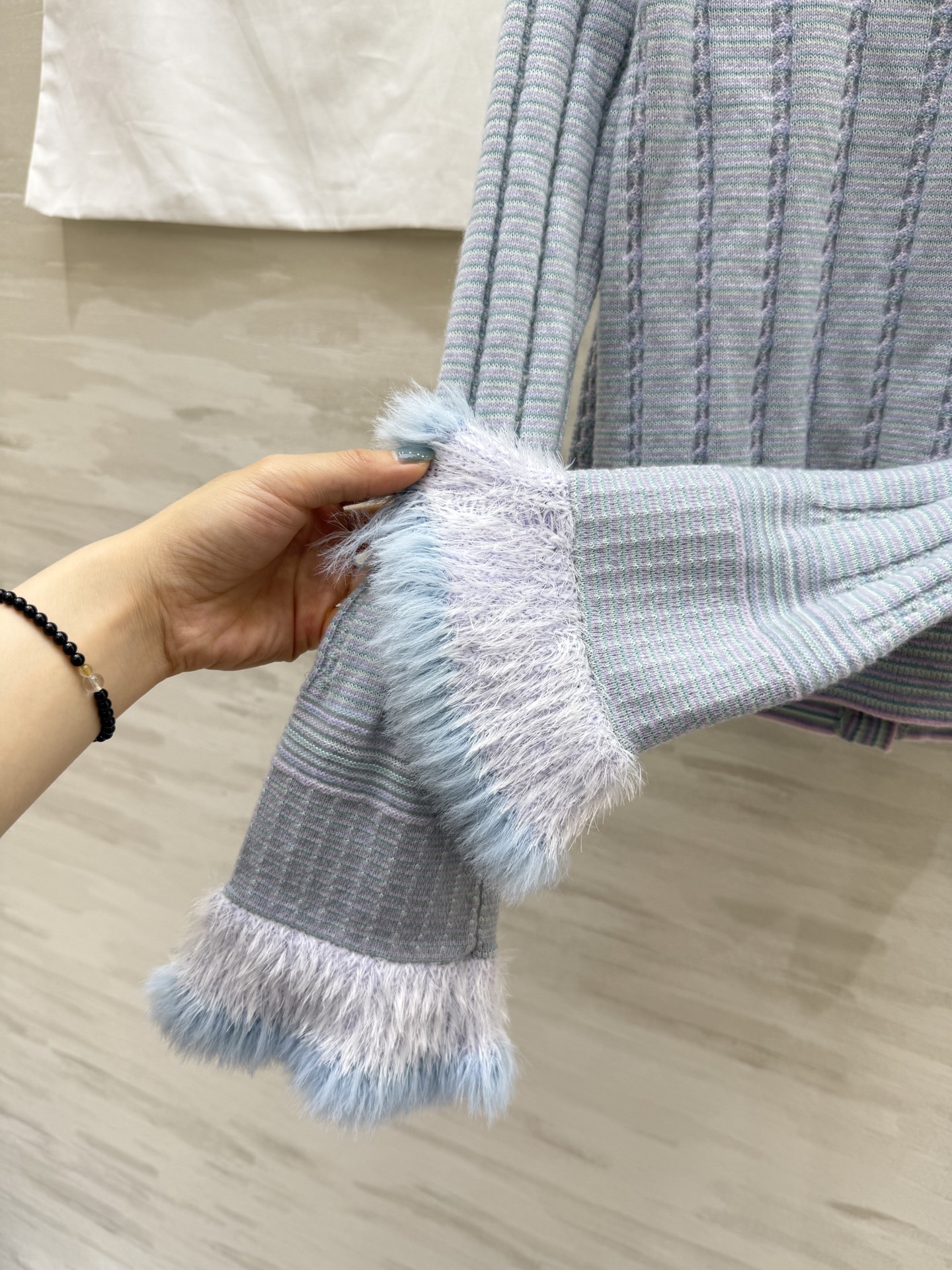 #Chane♡²⁵B 圆领单排扣长袖开衫 羊绒+桑蚕丝交织而成 袖子毛毛设计 可爱且俏皮 金珍妮同款 高