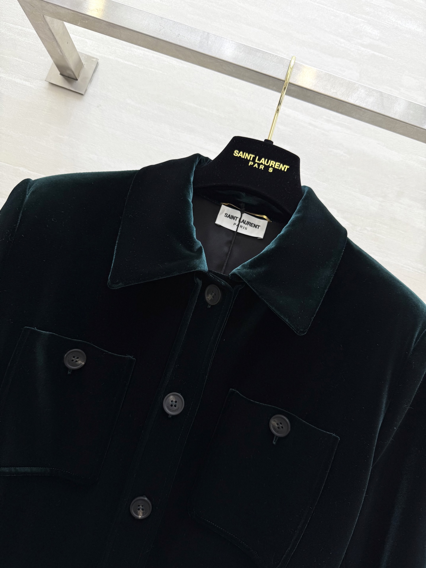 #Ysl²⁵Fall新款绿色丝绒外套SAINT LAURENT暗绿色丝绒自带复古滤镜利落翻领以及收腰设计