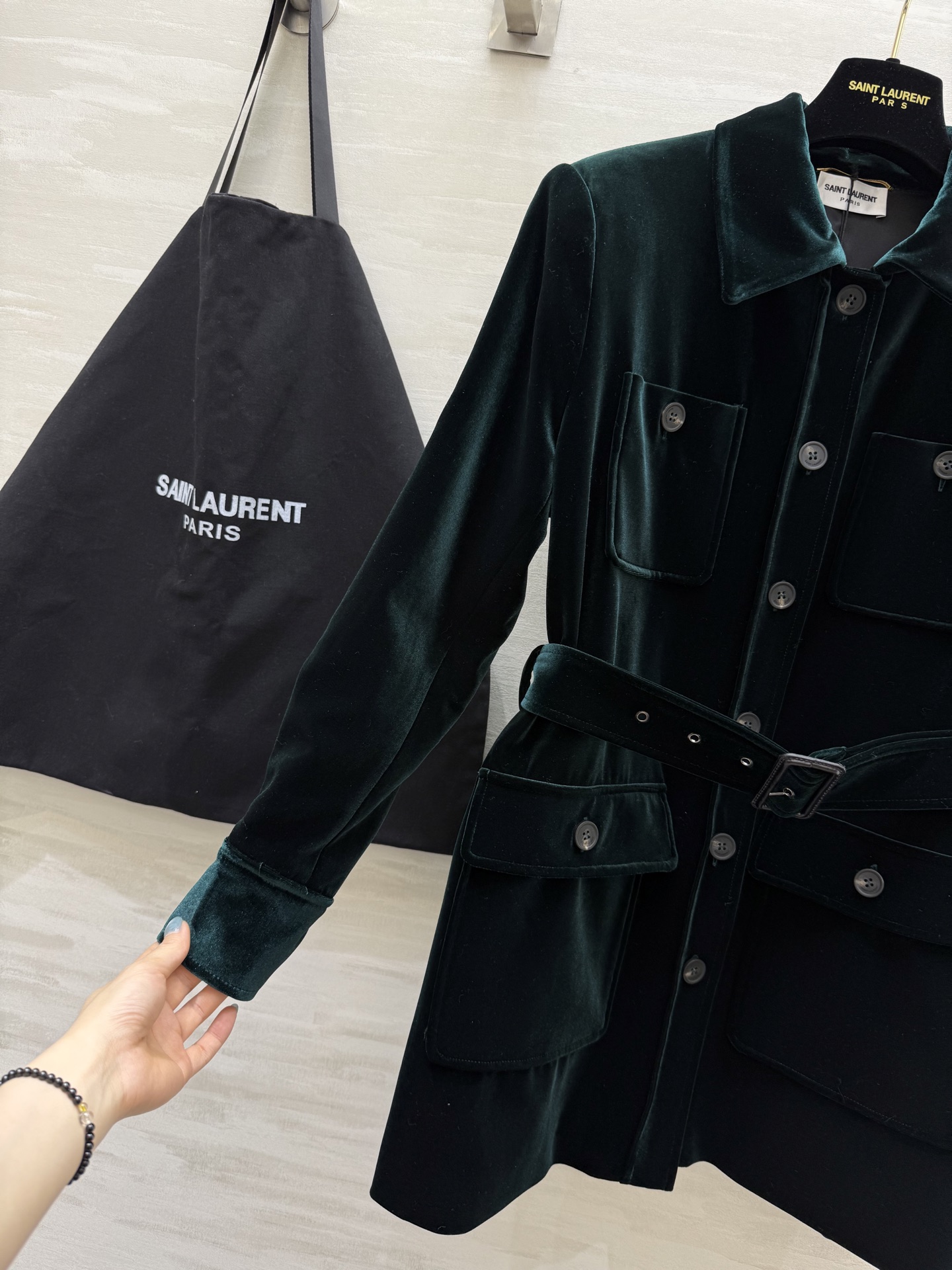 #Ysl²⁵Fall新款绿色丝绒外套SAINT LAURENT暗绿色丝绒自带复古滤镜利落翻领以及收腰设计
