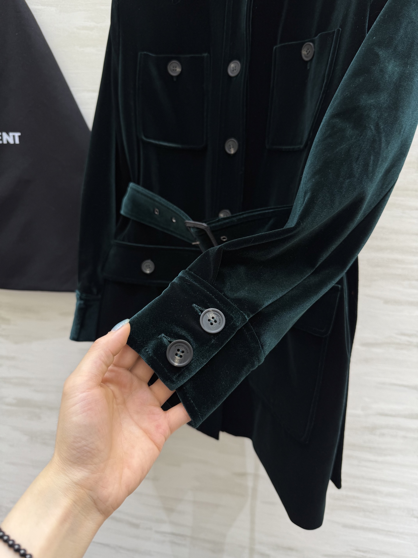#Ysl²⁵Fall新款绿色丝绒外套SAINT LAURENT暗绿色丝绒自带复古滤镜利落翻领以及收腰设计