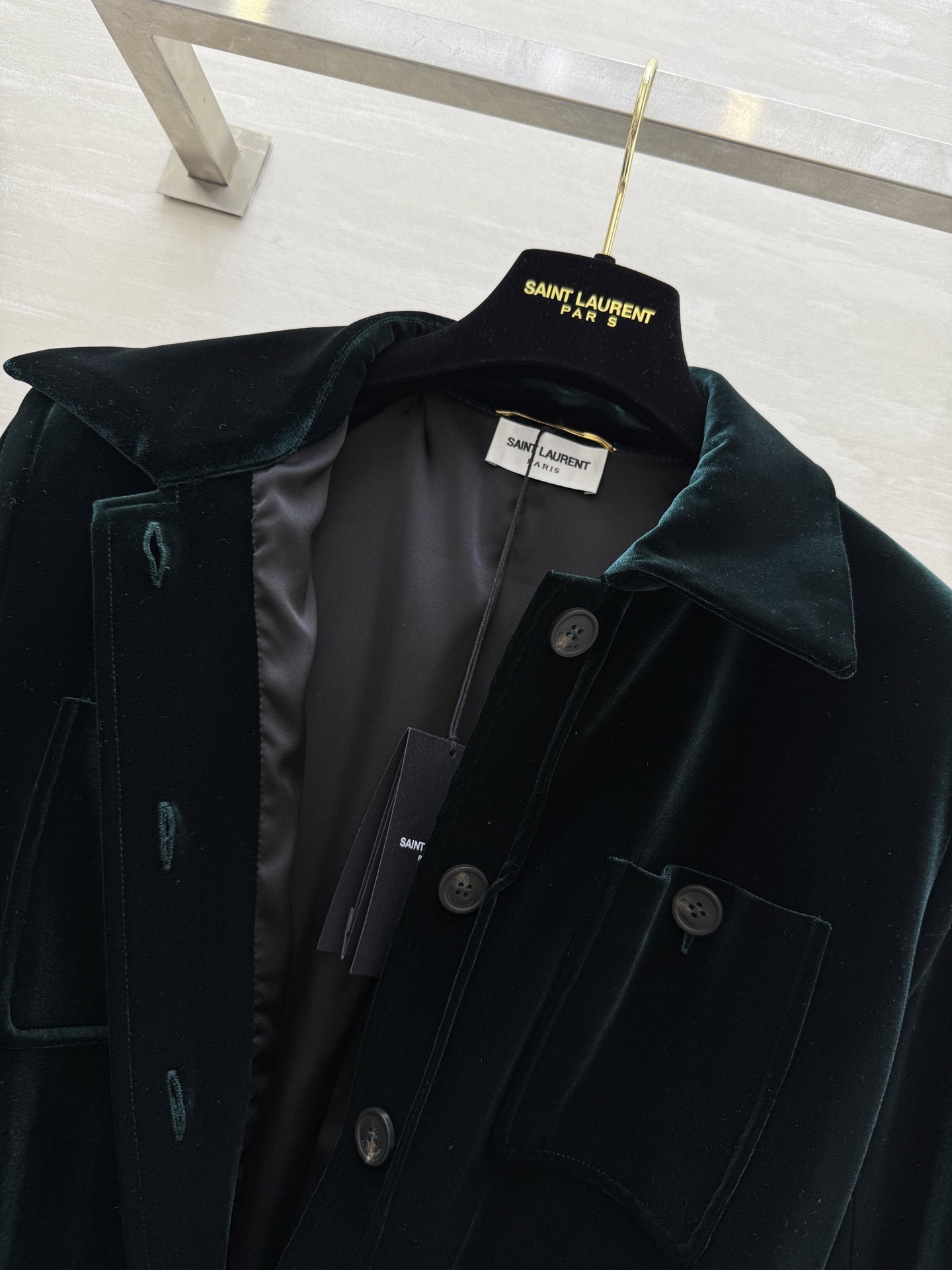 #Ysl²⁵Fall新款绿色丝绒外套SAINT LAURENT暗绿色丝绒自带复古滤镜利落翻领以及收腰设计