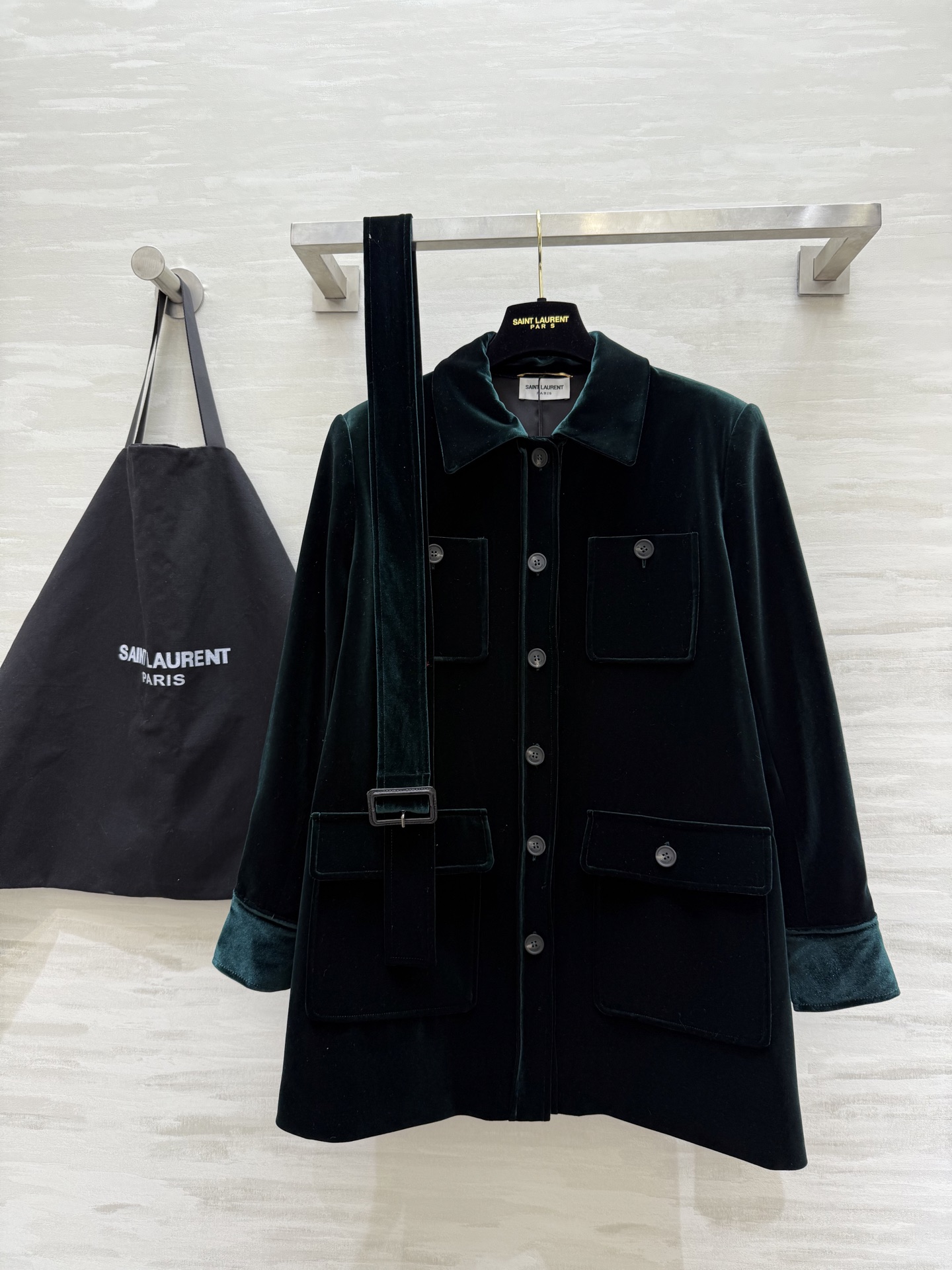 #Ysl²⁵Fall新款绿色丝绒外套SAINT LAURENT暗绿色丝绒自带复古滤镜利落翻领以及收腰设计