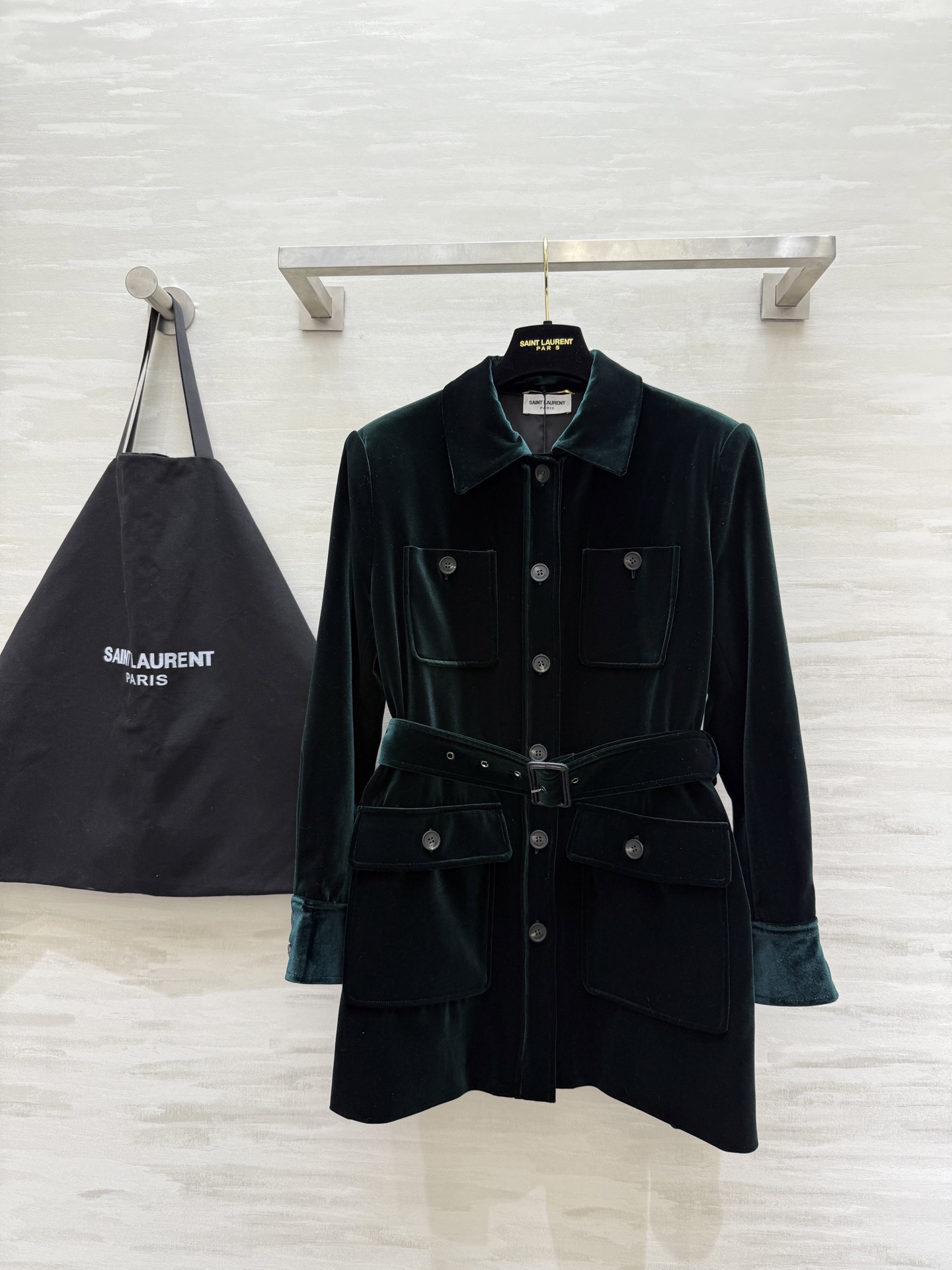 NO:501043,#YslFall new green velvet jacket SAINT LAURENT dark green velvet comes with retro filters, neat lapels and waist-hugging design, outline elegant outlines, low-key and noble feeling while walking, high quality, spot sizeS/M/L (size s size 100, 74-size),, saint laurent, saint laurent, jackets & coats, alexander wang19860909#YslFall新款绿色丝绒外套 SAINT LAURENT 暗绿色丝绒自带复古滤镜 利落翻领以及收腰设计 勾勒优雅轮廓 行走间流淌着低调贵气感 高品质 现货来sizeS/M/L（s码胸围100,衣长74）,,saint laurent,saint laurent,jackets & coats,alexander wang,Women's clothing