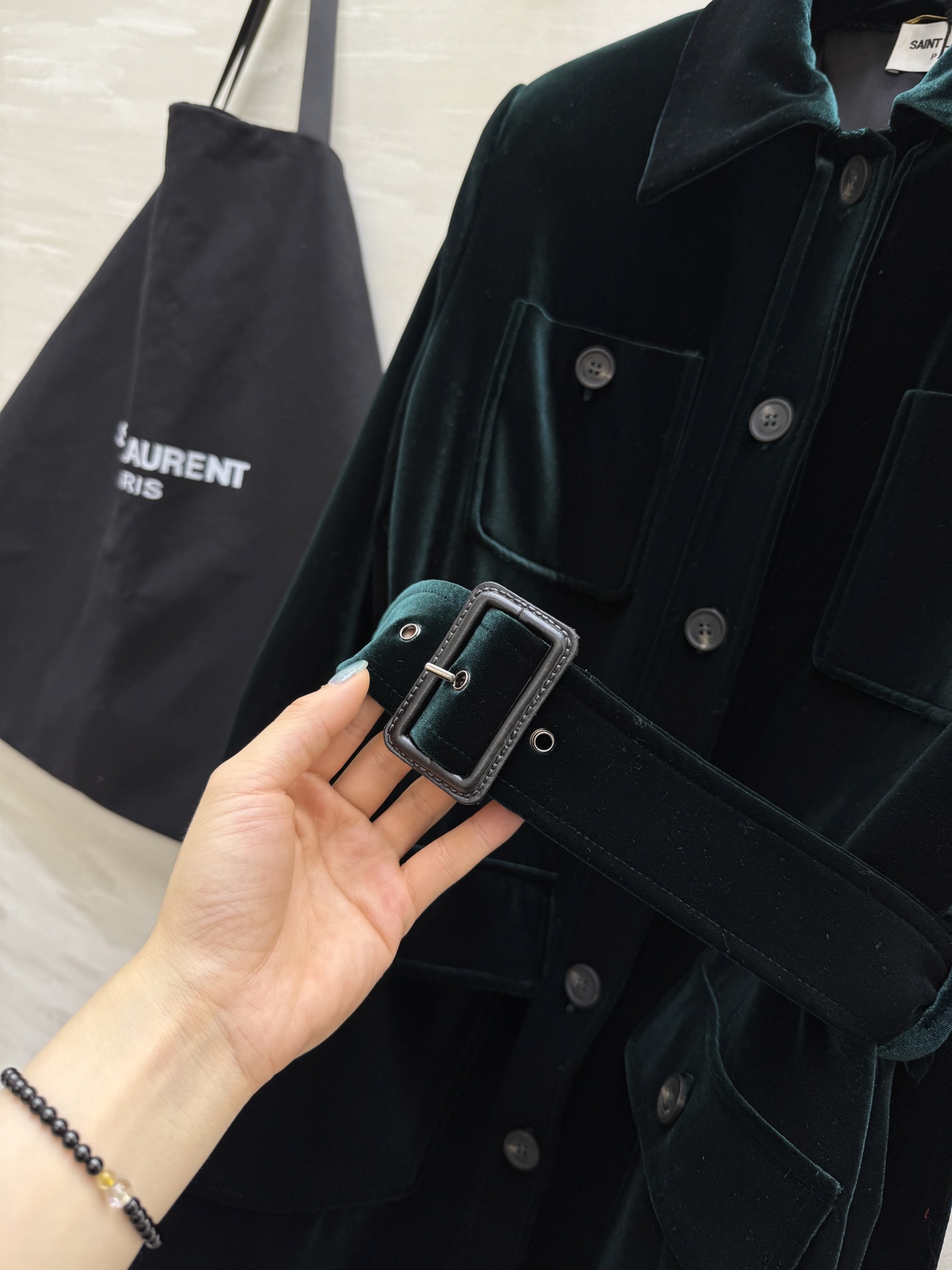 #Ysl²⁵Fall新款绿色丝绒外套SAINT LAURENT暗绿色丝绒自带复古滤镜利落翻领以及收腰设计