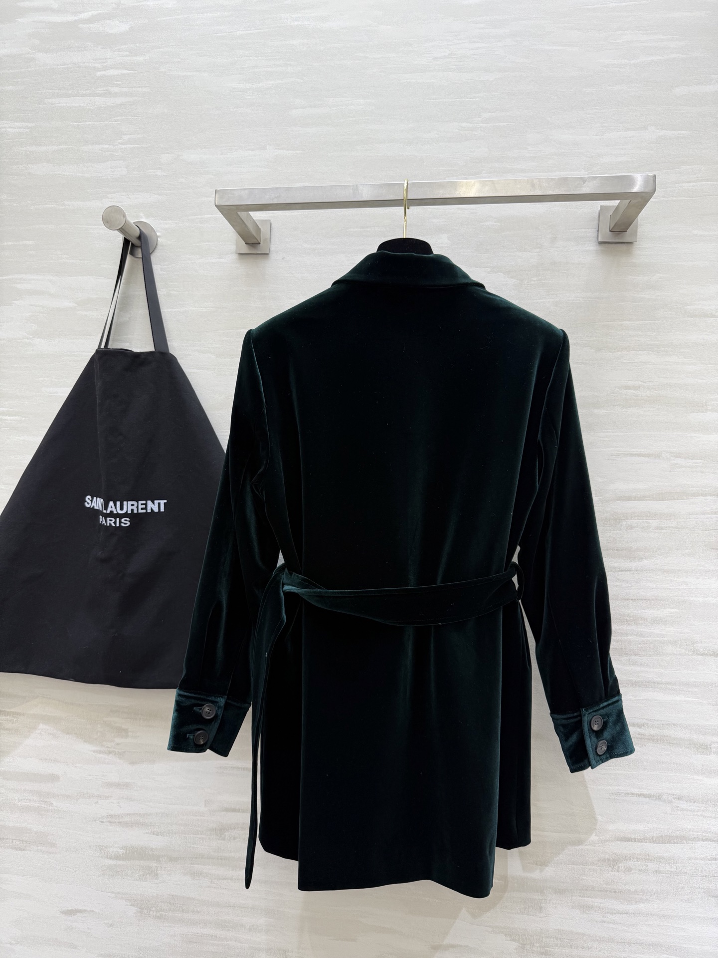 #Ysl²⁵Fall新款绿色丝绒外套SAINT LAURENT暗绿色丝绒自带复古滤镜利落翻领以及收腰设计
