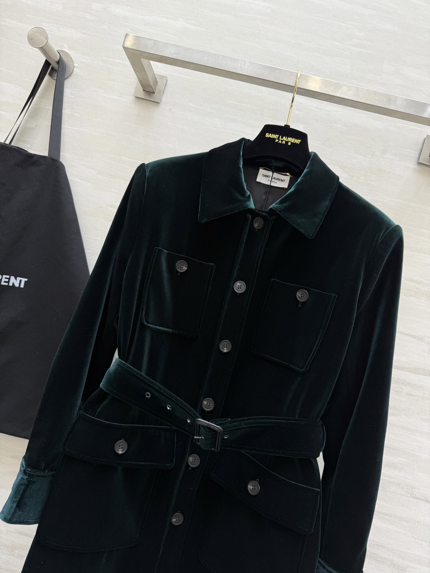 #Ysl²⁵Fall新款绿色丝绒外套SAINT LAURENT暗绿色丝绒自带复古滤镜利落翻领以及收腰设计