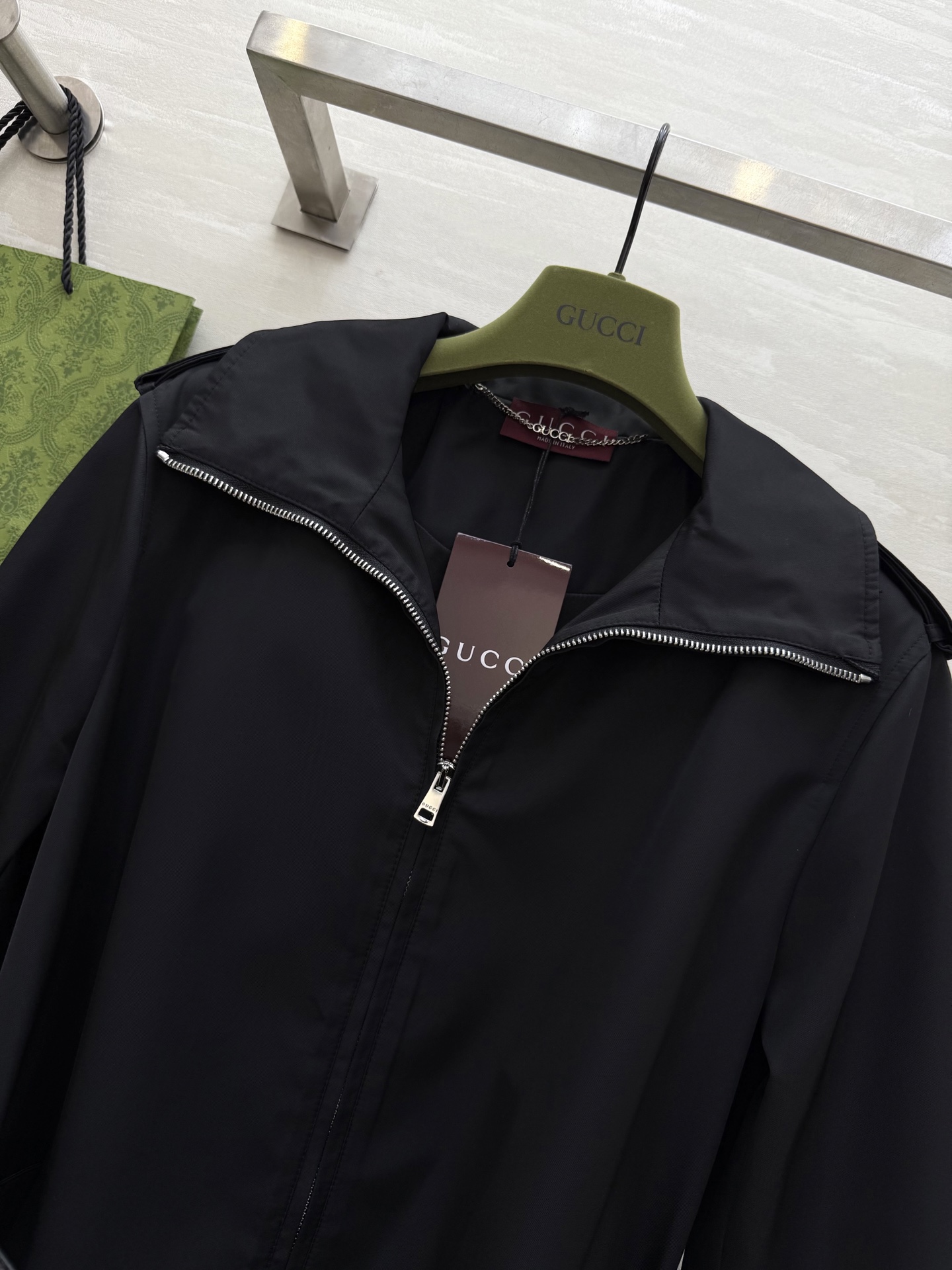 #Gucc♡²⁵早秋新款 黑色系翻领冲锋衣外套 配送腰带收腰显瘦 高品质 现货来size：S/M/L（s