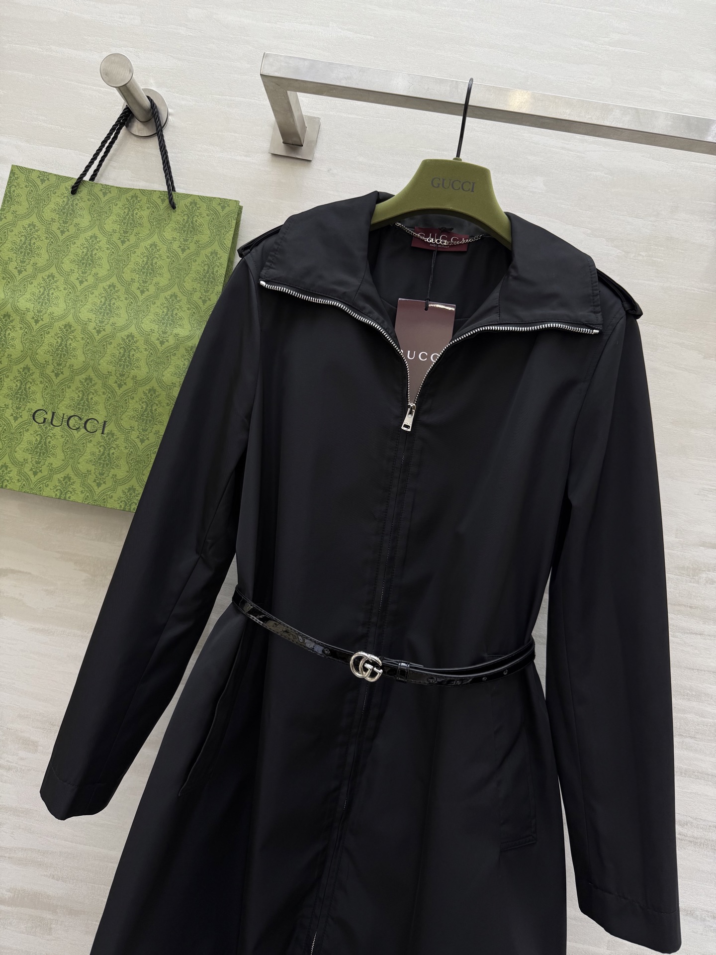 #Gucc♡²⁵早秋新款 黑色系翻领冲锋衣外套 配送腰带收腰显瘦 高品质 现货来size：S/M/L（s