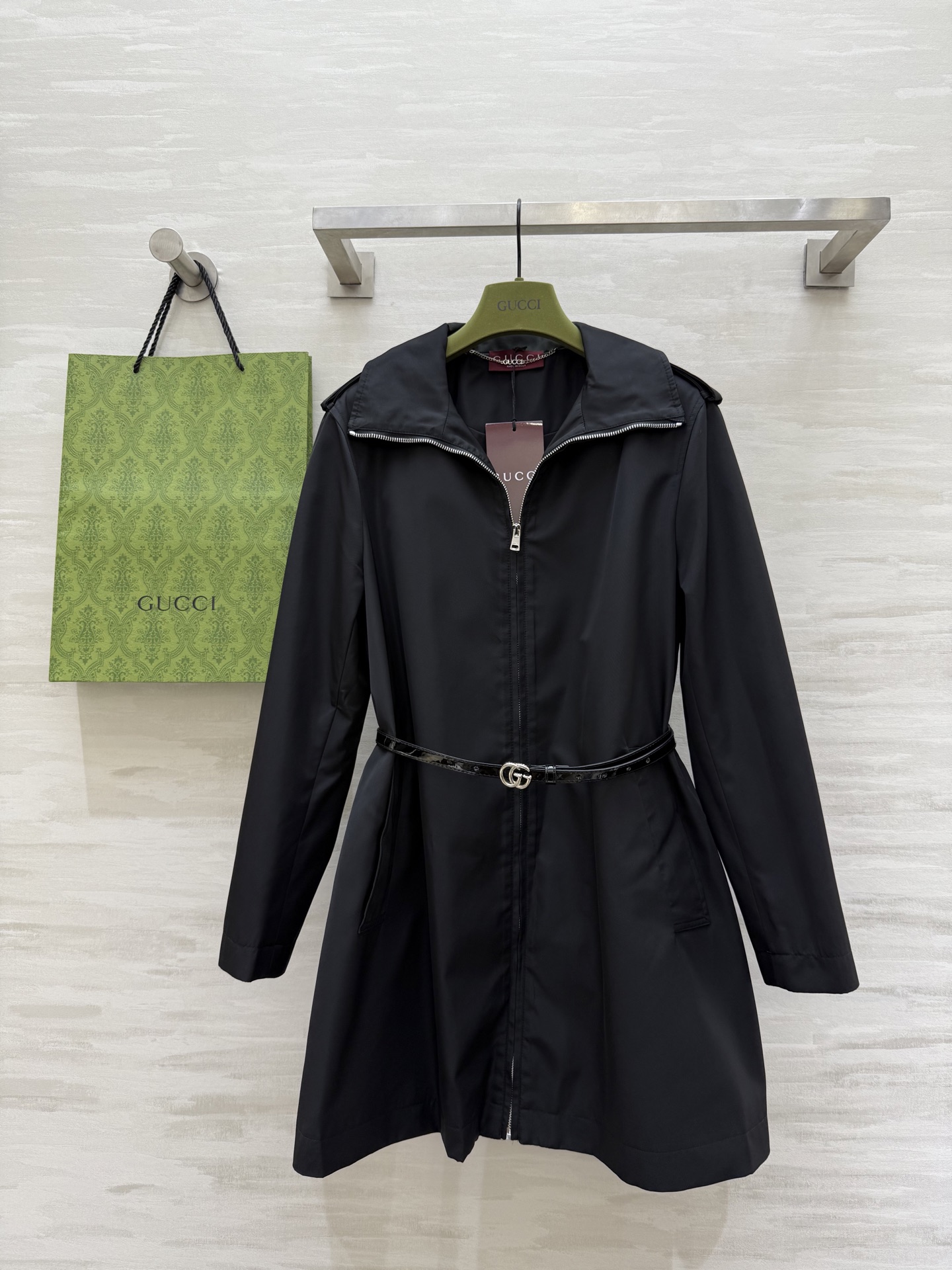 NO:501047,#Gucc early autumn new style black lapel jacket delivery belt waist slimming high quality spot sizeS/M/L (size s bust 98, 80 length), gucci, jackets & coats, alexander wang19860909#Gucc早秋新款 黑色系翻领冲锋衣外套 配送腰带收腰显瘦 高品质 现货来sizeS/M/L（s码胸围98,衣长80）,,gucci,jackets & coats,alexander wang,Women's clothing