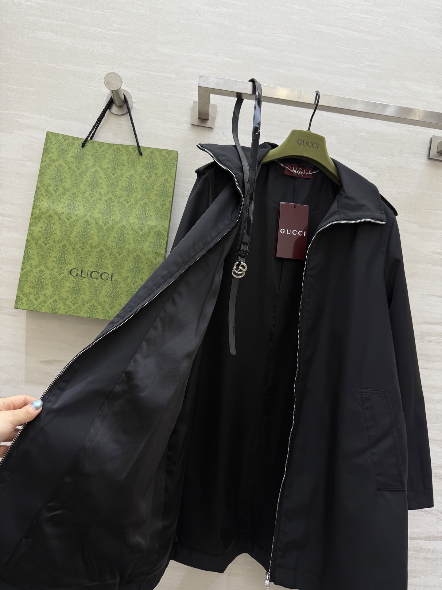 #Gucc♡²⁵早秋新款 黑色系翻领冲锋衣外套 配送腰带收腰显瘦 高品质 现货来size：S/M/L（s