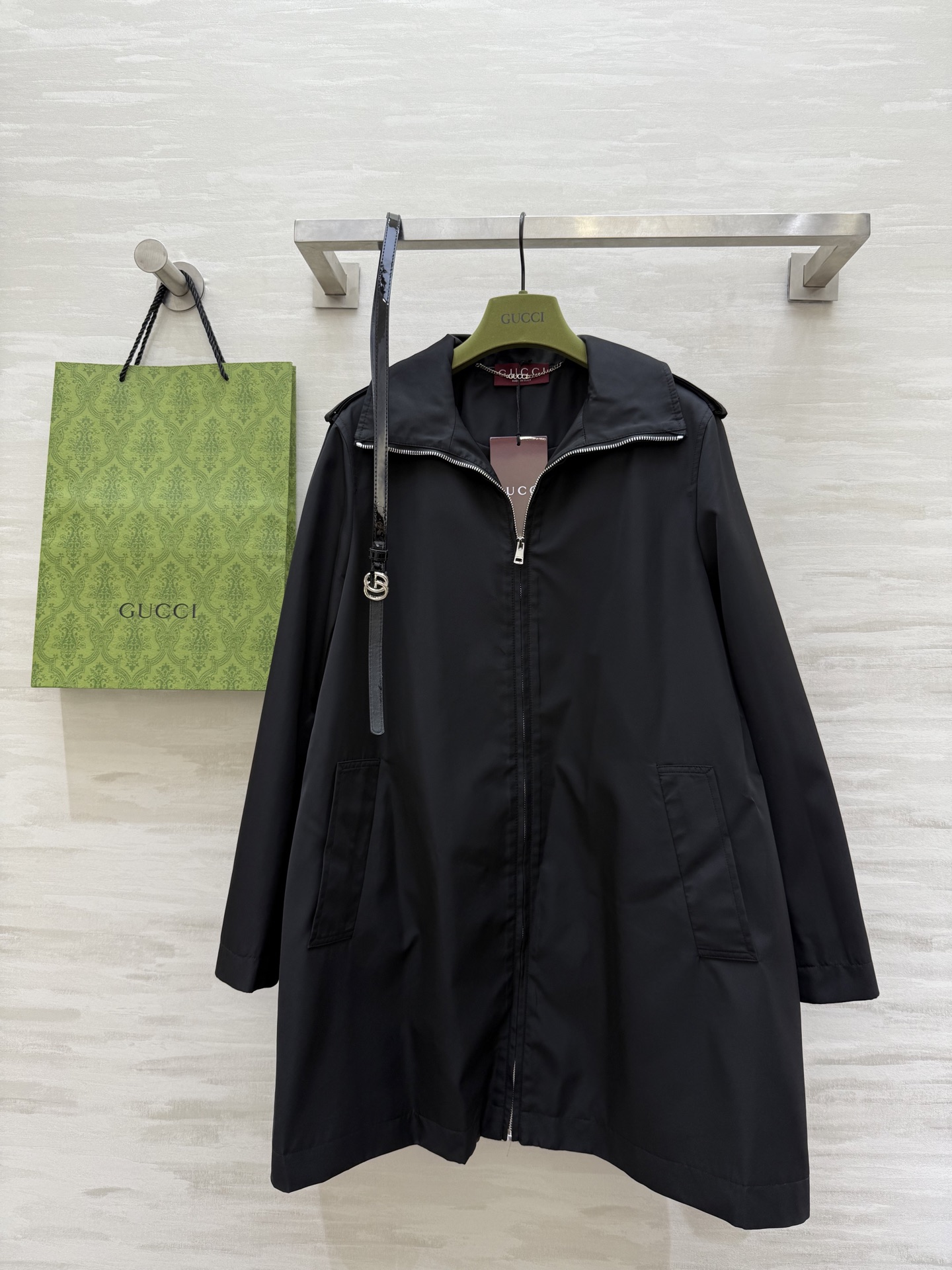 #Gucc♡²⁵早秋新款 黑色系翻领冲锋衣外套 配送腰带收腰显瘦 高品质 现货来size：S/M/L（s