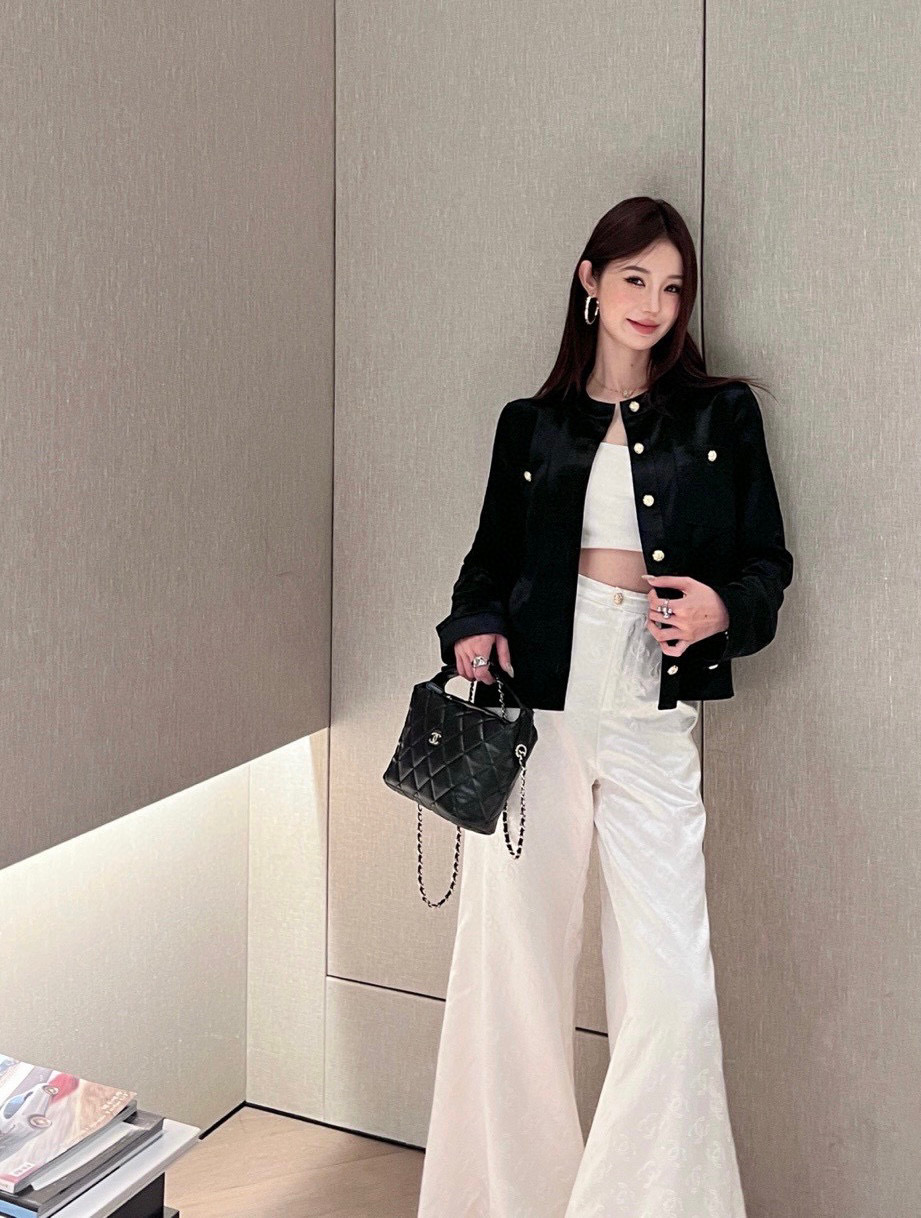 #Chane♡²⁵秋冬新款 立体提花真丝外套 原版开发 高品质定制 配送防尘袋 现货首发size：36/