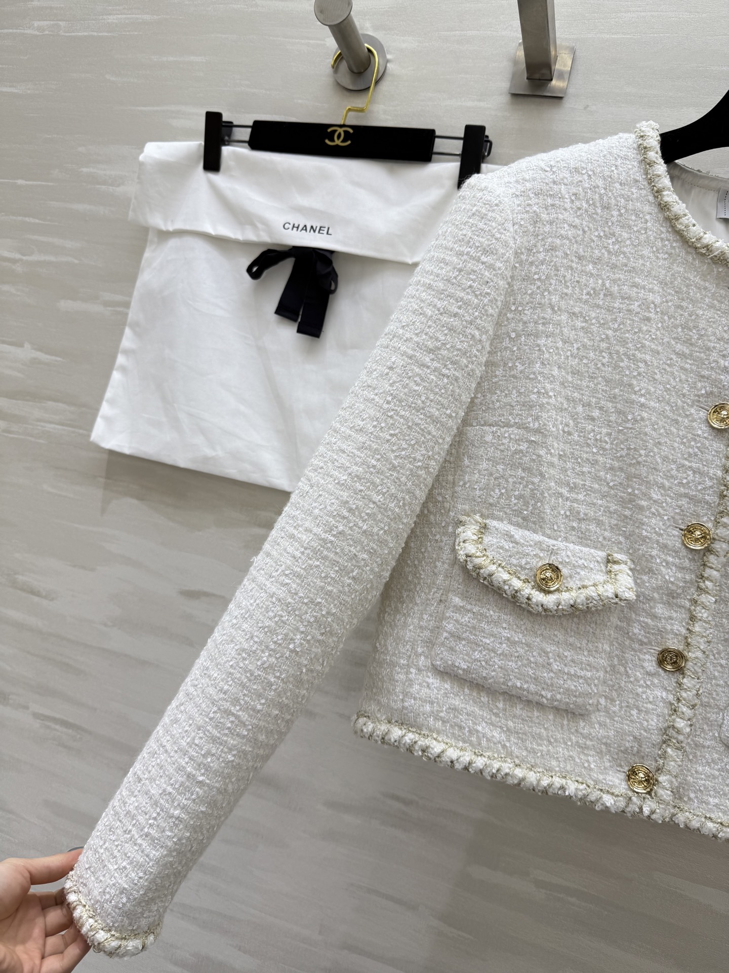 #Chane♡²⁵A高级手工坊系列新款 短款版型简直就是气质天花板 经典圆领双口袋手工钩编设计优雅和高级