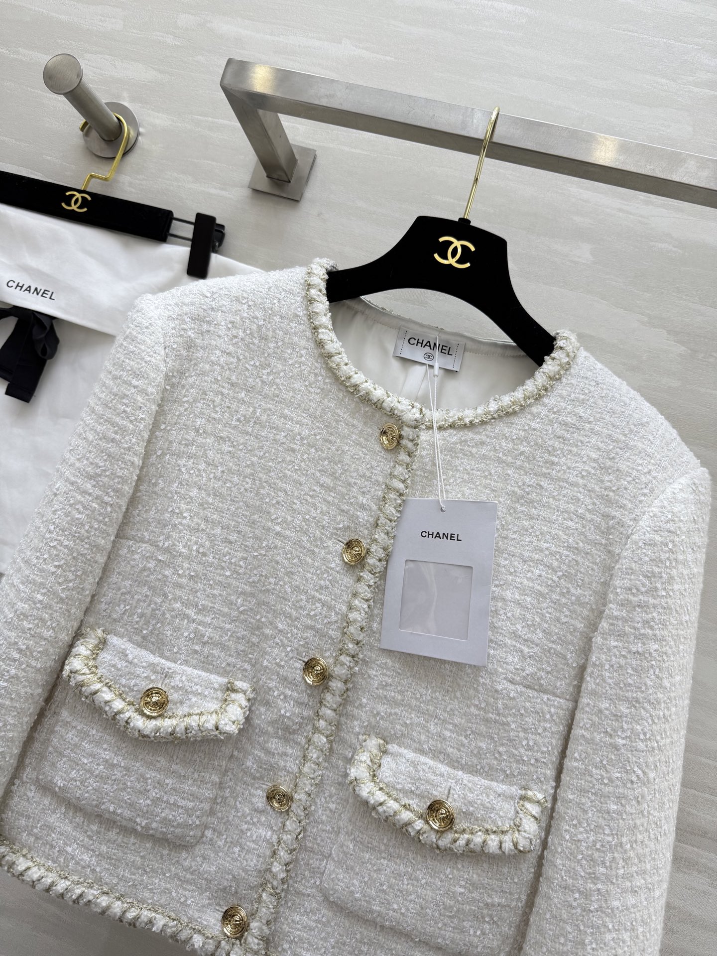 #Chane♡²⁵A高级手工坊系列新款 短款版型简直就是气质天花板 经典圆领双口袋手工钩编设计优雅和高级