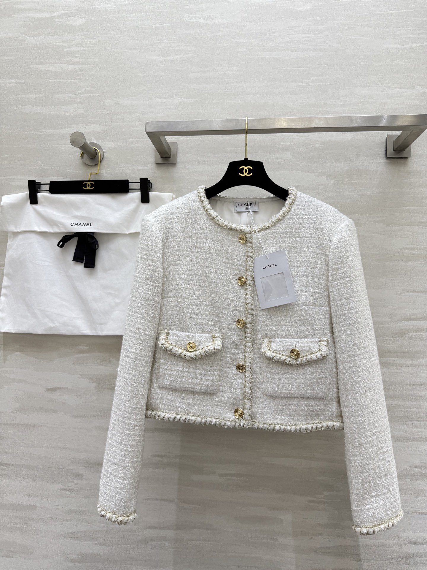 NO:502931,#ChaneA high-end handicraft workshop new style, short style is simply a temperament ceiling, classic round neck double pocket hand-cooked design elegant and high-end instantly, fashionable and exquisite outfit first choice, high-quality customization, spot sizeS/M/L (size s size 40 shoulder width, bust 100, garment length 47), chanel, alexander wang19860909#ChaneA高级手工坊系列新款 短款版型简直就是气质天花板 经典圆领双口袋手工钩编设计优雅和高级即刻拥有 时髦精穿搭首选 高品质定制 现货来sizeS/M/L（s码肩宽40,胸围100,衣长47）,,chanel,alexander wang,Women's clothing