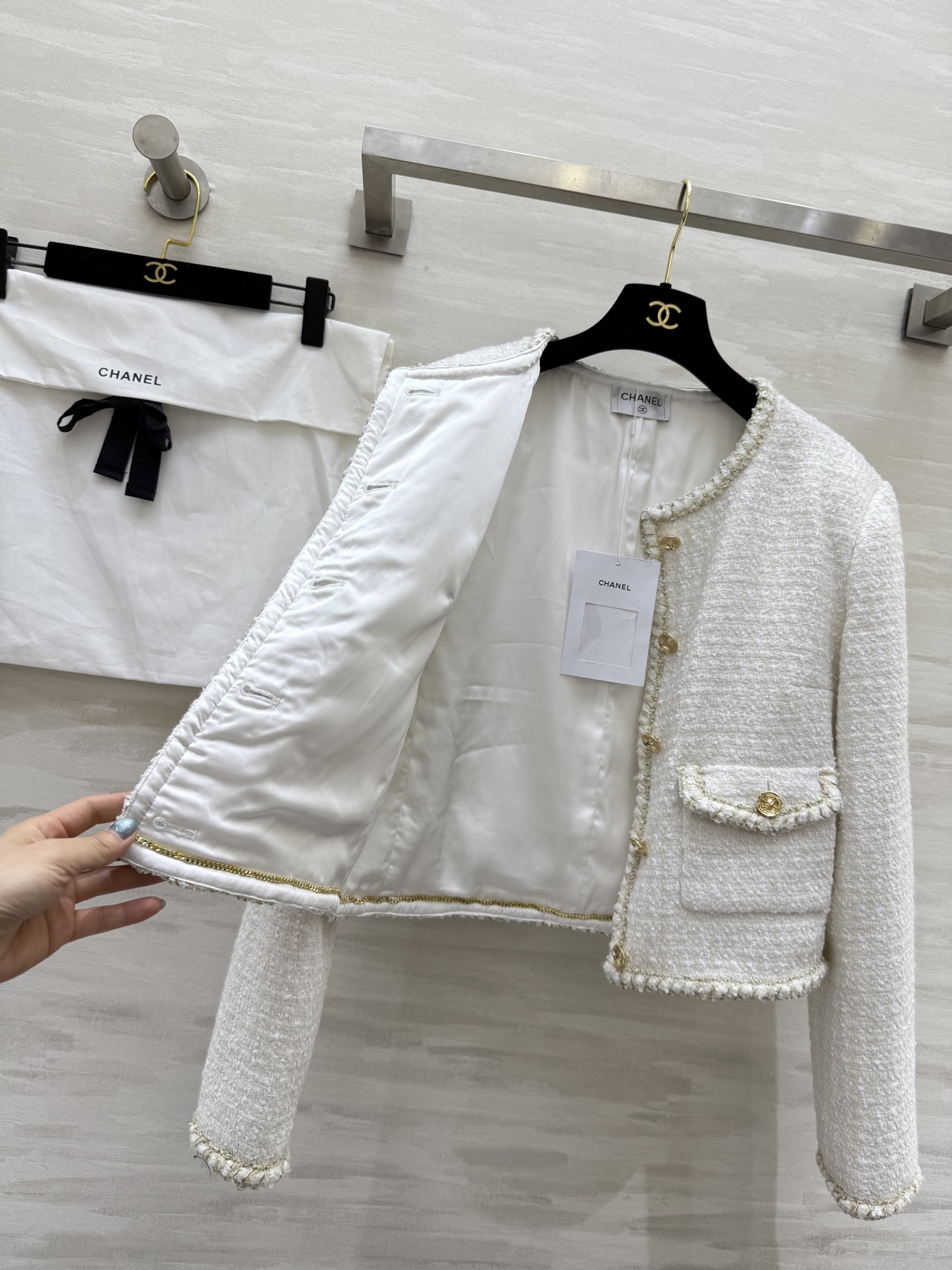 #Chane♡²⁵A高级手工坊系列新款 短款版型简直就是气质天花板 经典圆领双口袋手工钩编设计优雅和高级