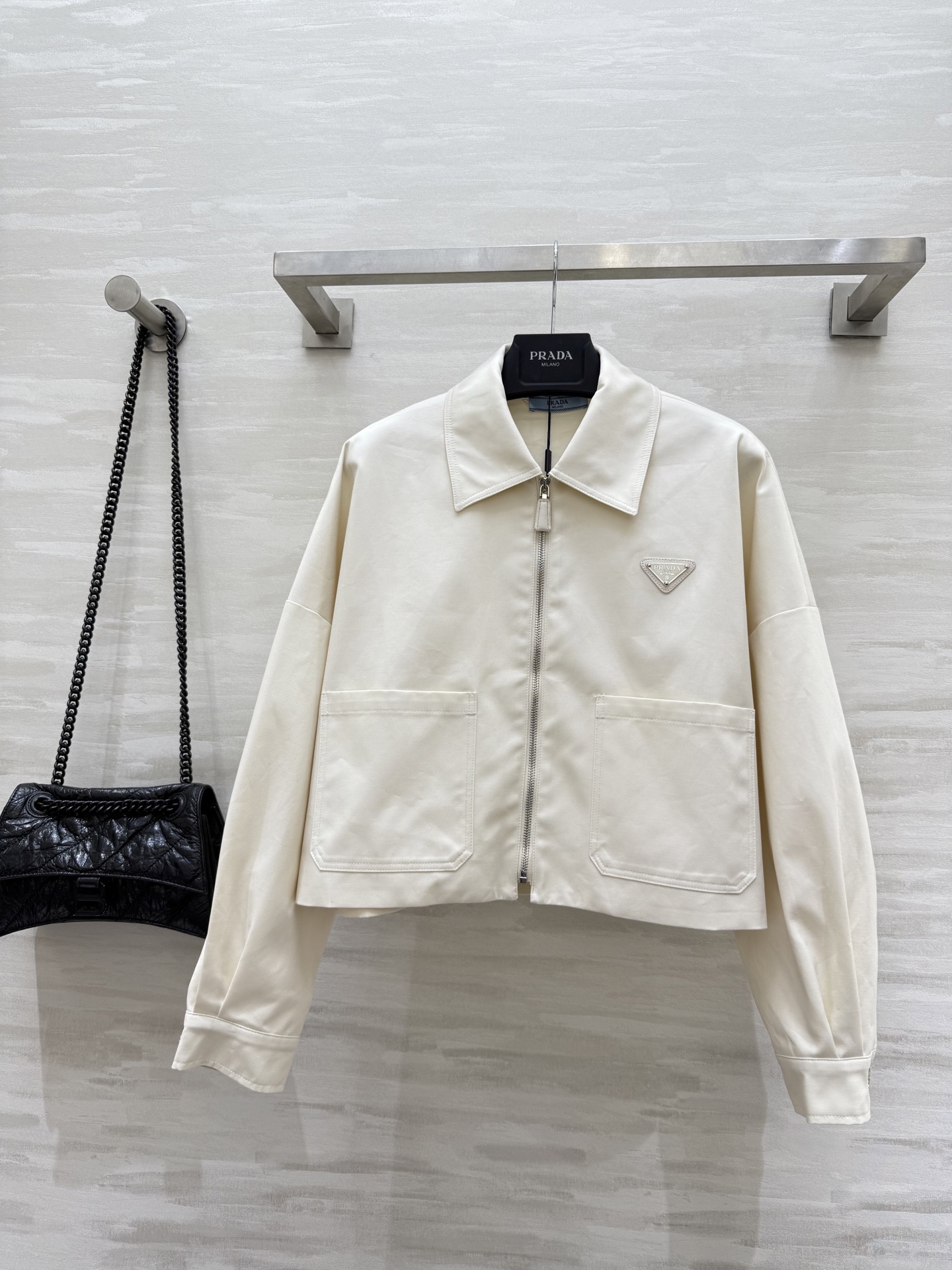 NO:502968,Asked about the new season outfit formula, Prada girl comes here!  King-fried series items!  Weld the slack and high-end feeling to the body directly!  High-quality customization Spot sizeS/M/L (size size 118, garment length 48), prada, alexander wang19860909被问爆新季穿搭公式 Prada女孩过来！王炸系列单品！ 直接把松弛感和高级感焊死在身上！ 高品质定制 现货来sizeS/M/L（s码胸围118,衣长48）,,prada,alexander wang,Women's clothing