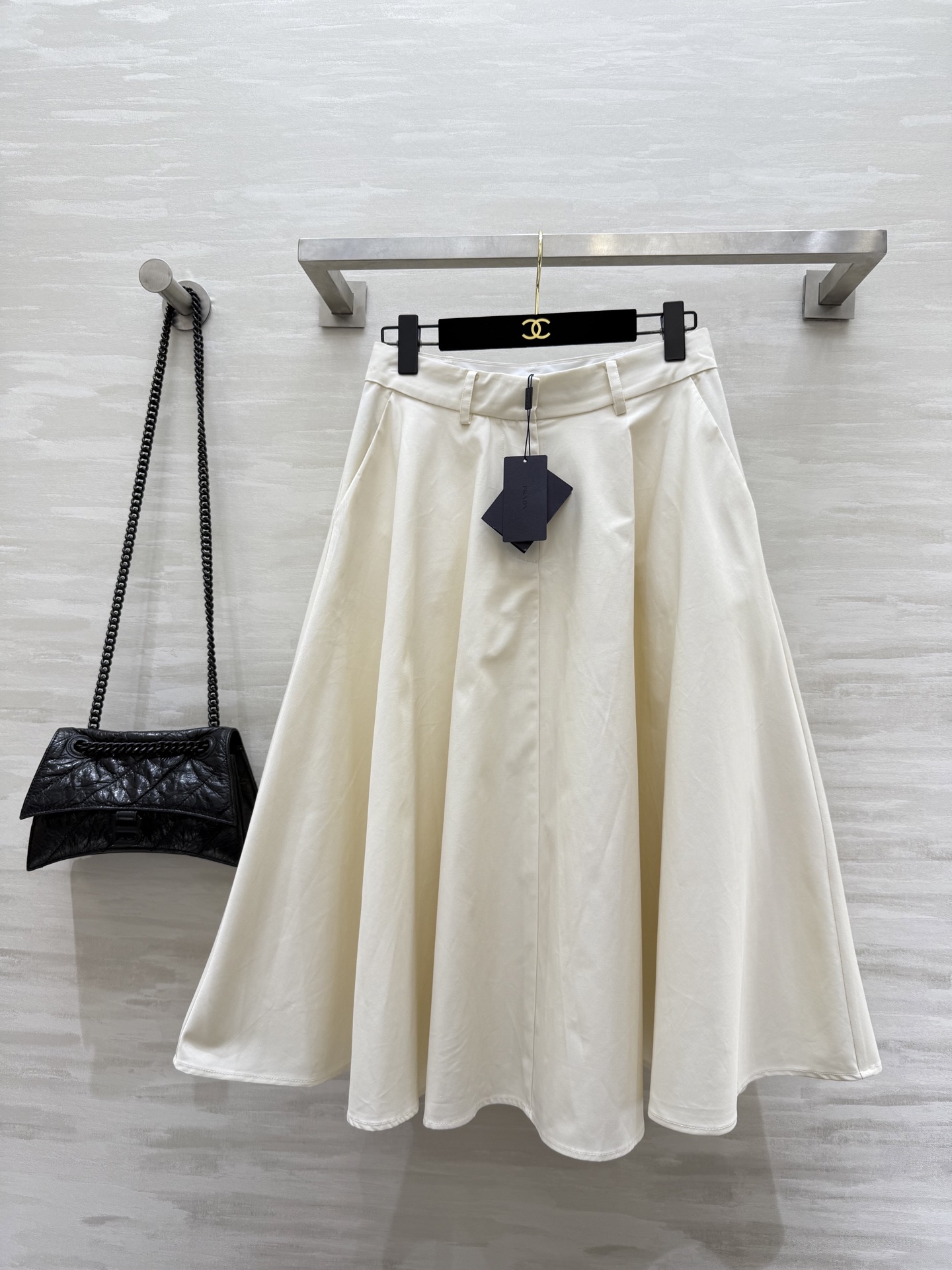 NO:502976,Asked about the new season outfit formula - A-line umbrella skirt Prada girl comes here!  King-fried series items!  Weld the slack and high-end feeling to the body directly!  High-quality customization Spot sizeS/M/L (size size 68 waist circumference, skirt length 73), prada, skirts, alexander wang19860909被问爆新季穿搭公式-A字伞裙 Prada女孩过来！王炸系列单品！ 直接把松弛感和高级感焊死在身上！ 高品质定制 现货来sizeS/M/L（s码腰围68,裙长73）,,prada,skirts,alexander wang,Women's clothing