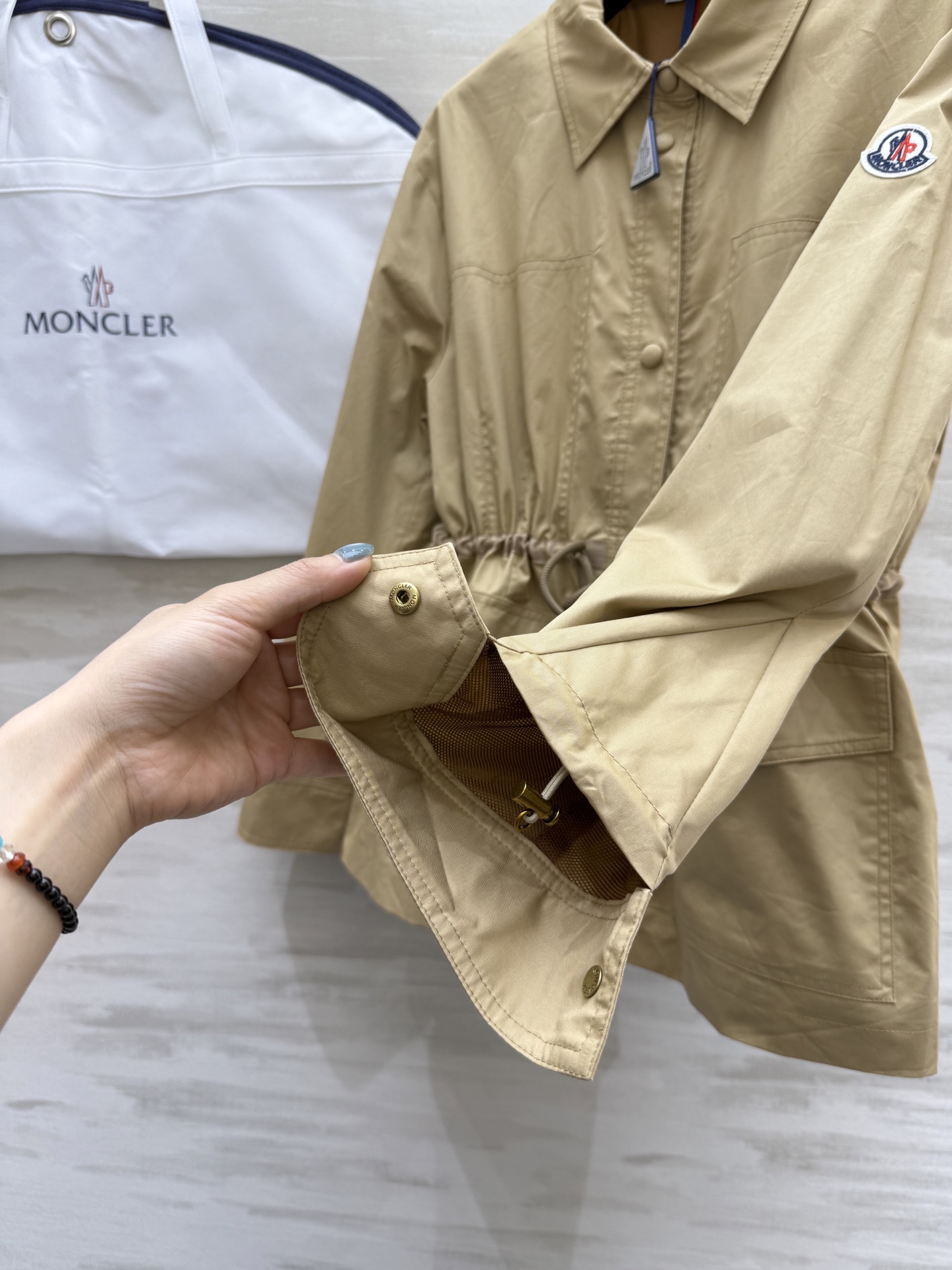 #Moncle♡²⁵早秋新款 抽绳收腰翻领风衣外套 高品质 现货来size：S/M/L（s码胸围：100