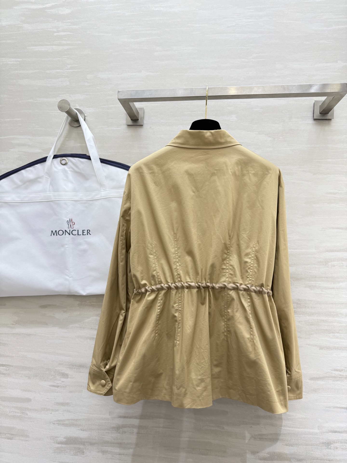 #Moncle♡²⁵早秋新款 抽绳收腰翻领风衣外套 高品质 现货来size：S/M/L（s码胸围：100