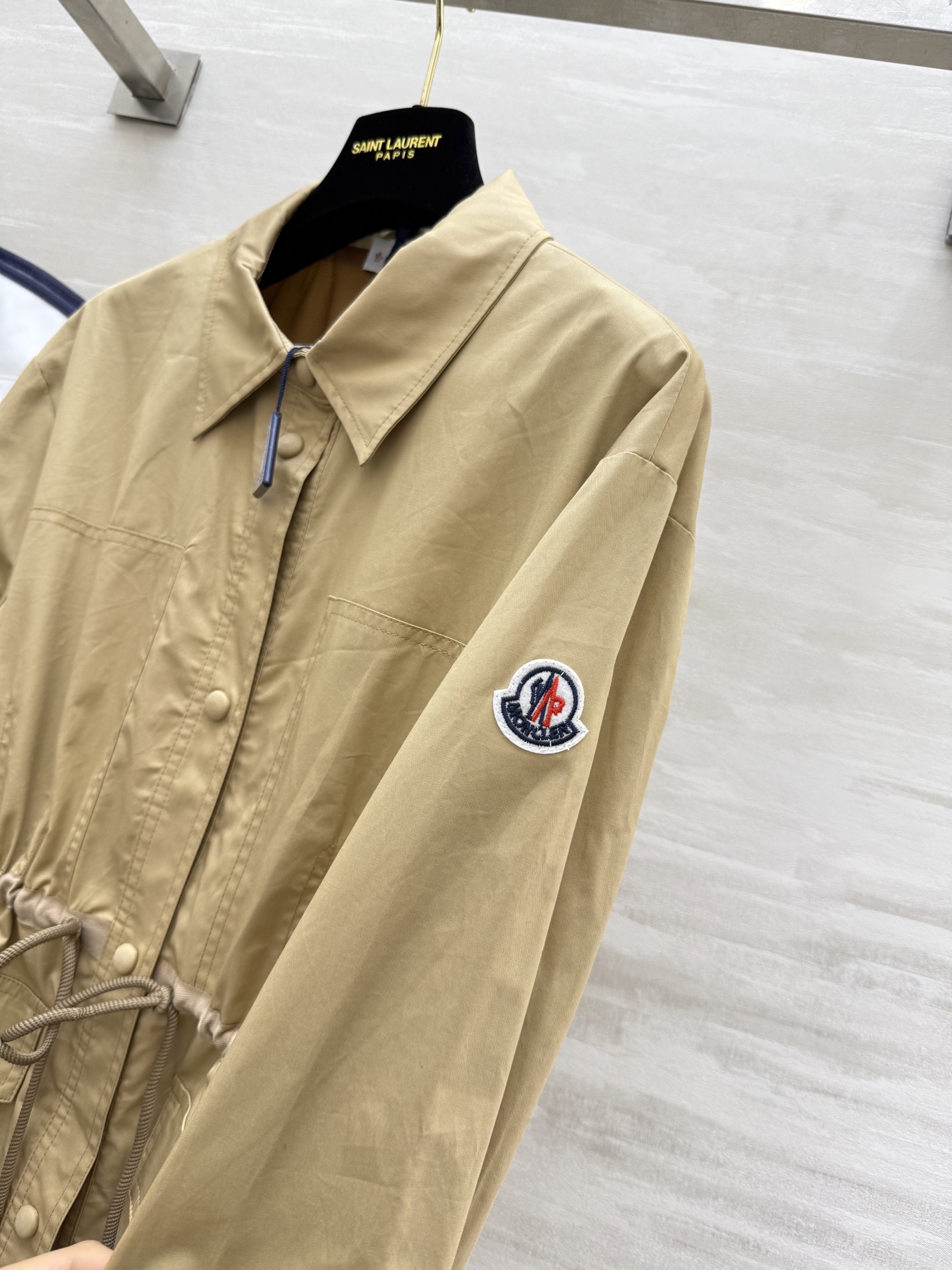 #Moncle♡²⁵早秋新款 抽绳收腰翻领风衣外套 高品质 现货来size：S/M/L（s码胸围：100