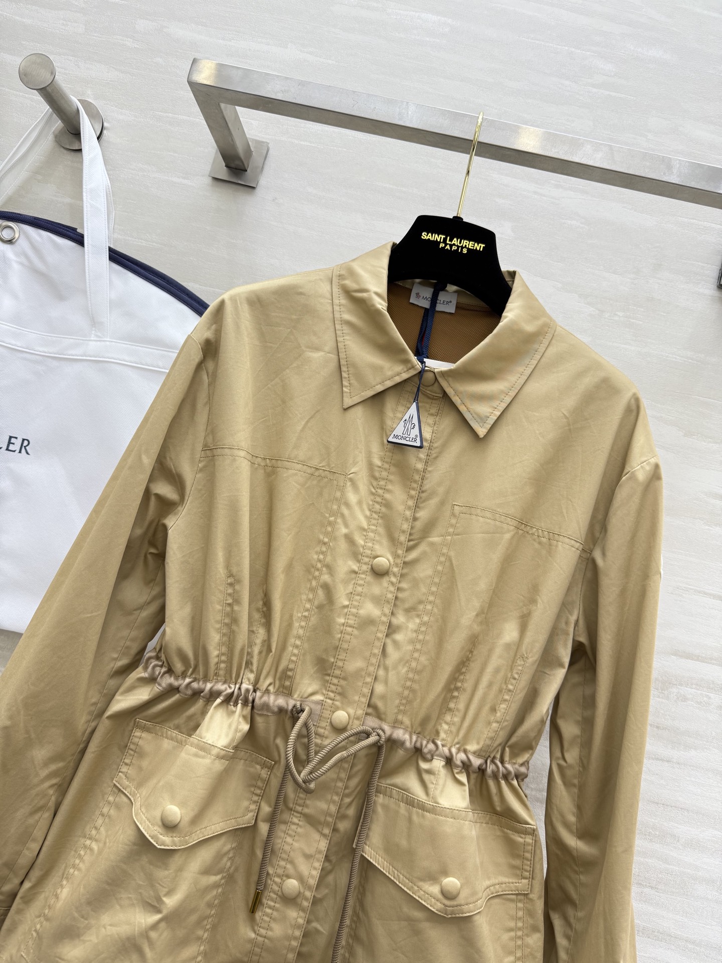 #Moncle♡²⁵早秋新款 抽绳收腰翻领风衣外套 高品质 现货来size：S/M/L（s码胸围：100