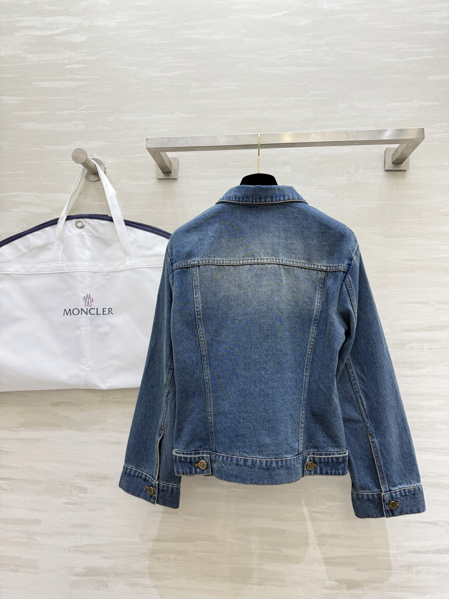 #Moncle♡²⁵早秋新款 进口洗水牛仔翻领外套 高品质 现货来size：S/M/L（s码胸围：88，