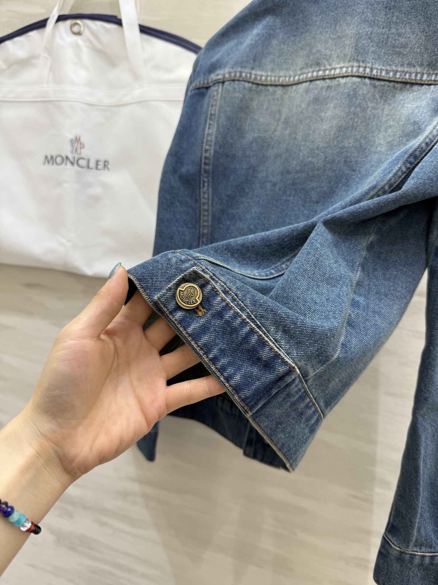 #Moncle♡²⁵早秋新款 进口洗水牛仔翻领外套 高品质 现货来size：S/M/L（s码胸围：88，