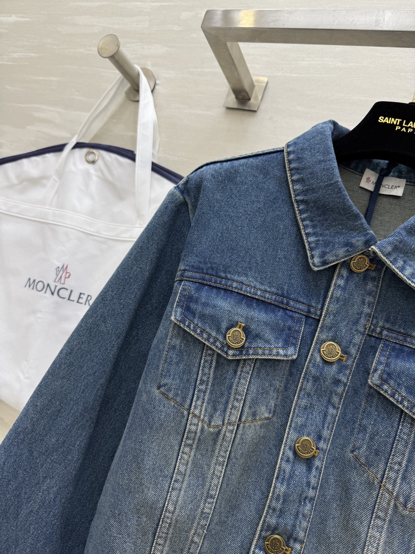 #Moncle♡²⁵早秋新款 进口洗水牛仔翻领外套 高品质 现货来size：S/M/L（s码胸围：88，