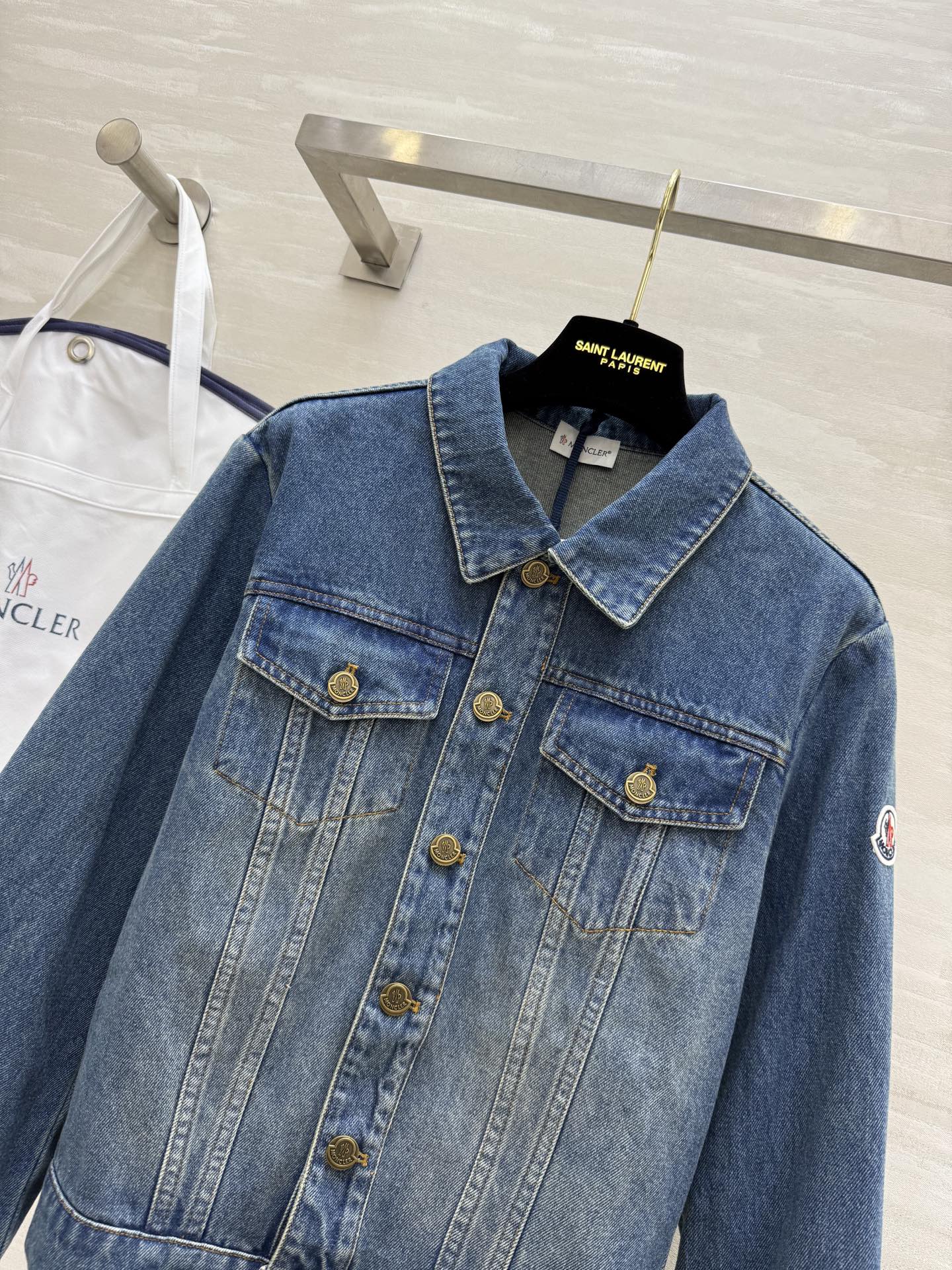 #Moncle♡²⁵早秋新款 进口洗水牛仔翻领外套 高品质 现货来size：S/M/L（s码胸围：88，