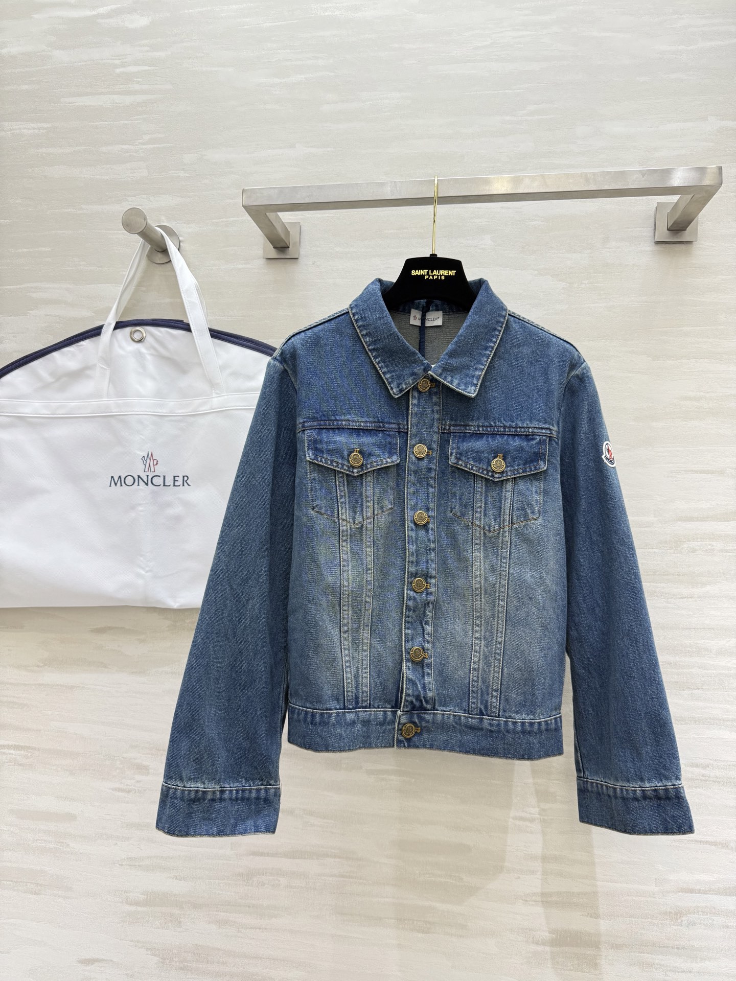 NO:502950,#Moncle early autumn new style imported washing cowboy lapel jacket high quality spot sizeS/M/L (size s size 88, 52 length),, jackets & coats,alexander wang19860909#Moncle早秋新款 进口洗水牛仔翻领外套 高品质 现货来sizeS/M/L（s码胸围88,衣长52）,,jackets & coats,alexander wang,Women's clothing
