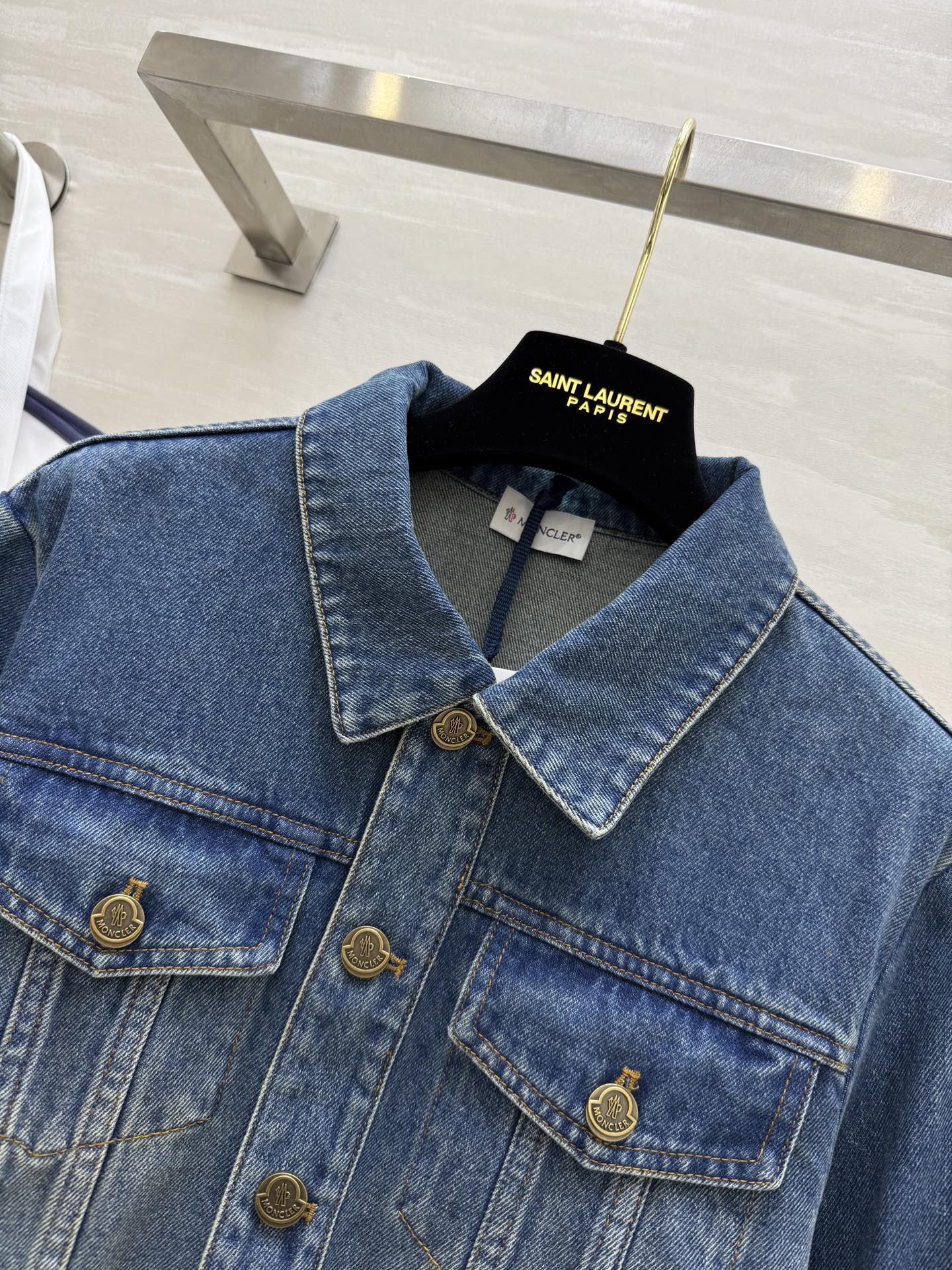 #Moncle♡²⁵早秋新款 进口洗水牛仔翻领外套 高品质 现货来size：S/M/L（s码胸围：88，