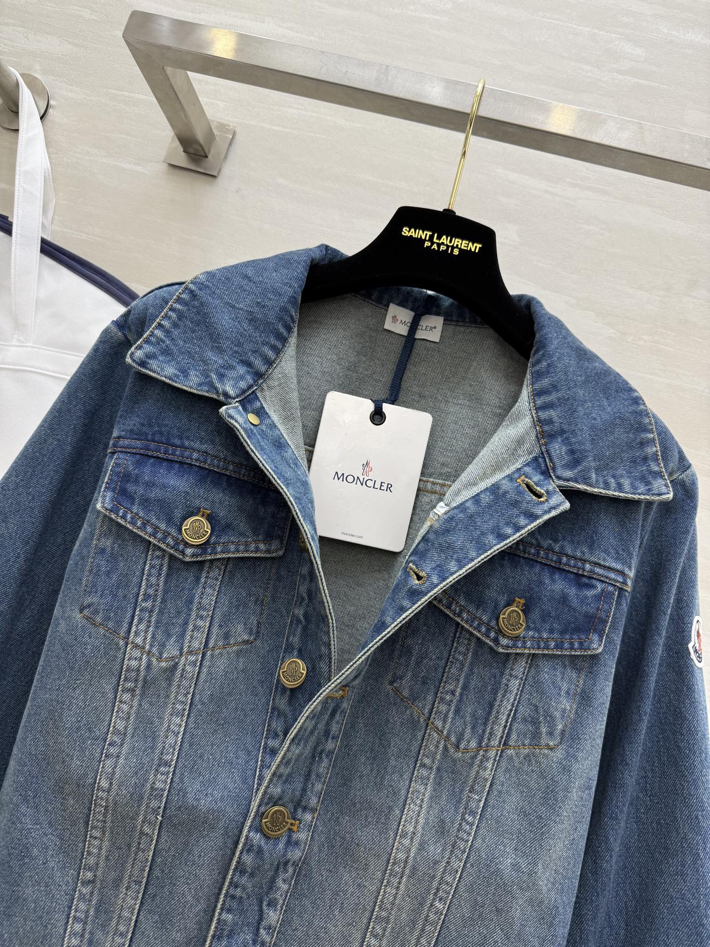 #Moncle♡²⁵早秋新款 进口洗水牛仔翻领外套 高品质 现货来size：S/M/L（s码胸围：88，