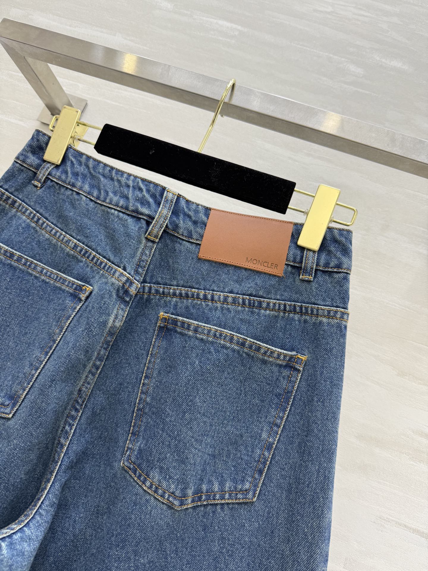 #Moncle♡²⁵早秋新款 进口洗水直筒牛仔裤高品质 现货来size：S/M/L（s码腰围：66，臀围