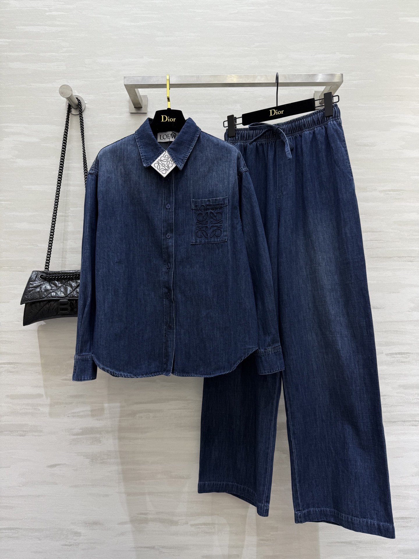 NO:502960,Shirts, pants.#Loew early autumn new style Heavy industry gradient denim series High quality Spot sizeS/M/L (size s size 106, garment length 62 waist elasticity 62, hip circumference 98, trouser length 103), loewe, alexander wang19860909衬衣,裤子.#Loew早秋新款 重工渐变牛仔系列 高品质 现货来sizeS/M/L（s码胸围106,衣长62 腰围弹力62,臀围98,裤长103）,,loewe,alexander wang,Women's clothing