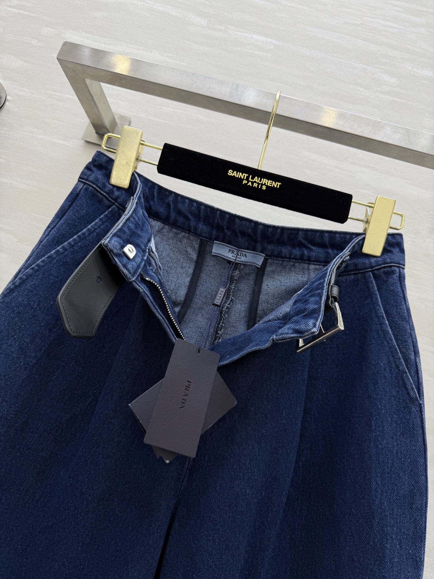 #Prad♡²⁵早秋新款 牛仔直筒裤 腰部皮牌腰带点缀精致高级 立体剪裁裤型无敌显高显瘦 高品质 现货来