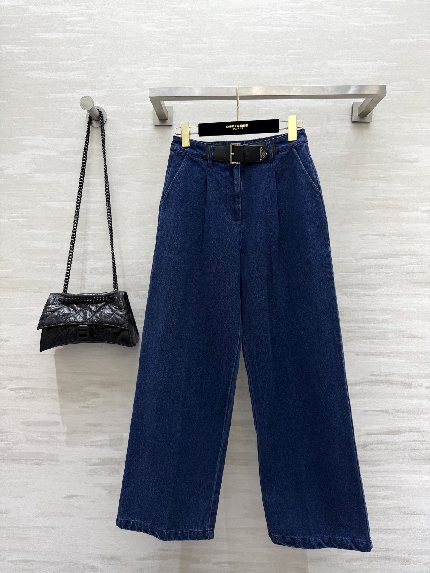NO:502977,#Prad early autumn new style denim straight-leg pants, leather belt embellished on the waist, exquisite and high-end three-dimensional tailoring pants, invincible, high-quality, spot sizeS/M/L (size size 66, hip circumference 96, pants length 98),,prada,alexander wang19860909#Prad早秋新款 牛仔直筒裤 腰部皮牌腰带点缀精致高级 立体剪裁裤型无敌显高显瘦 高品质 现货来sizeS/M/L（s码腰围66,臀围96,裤长98）,,prada,alexander wang,Women's clothing