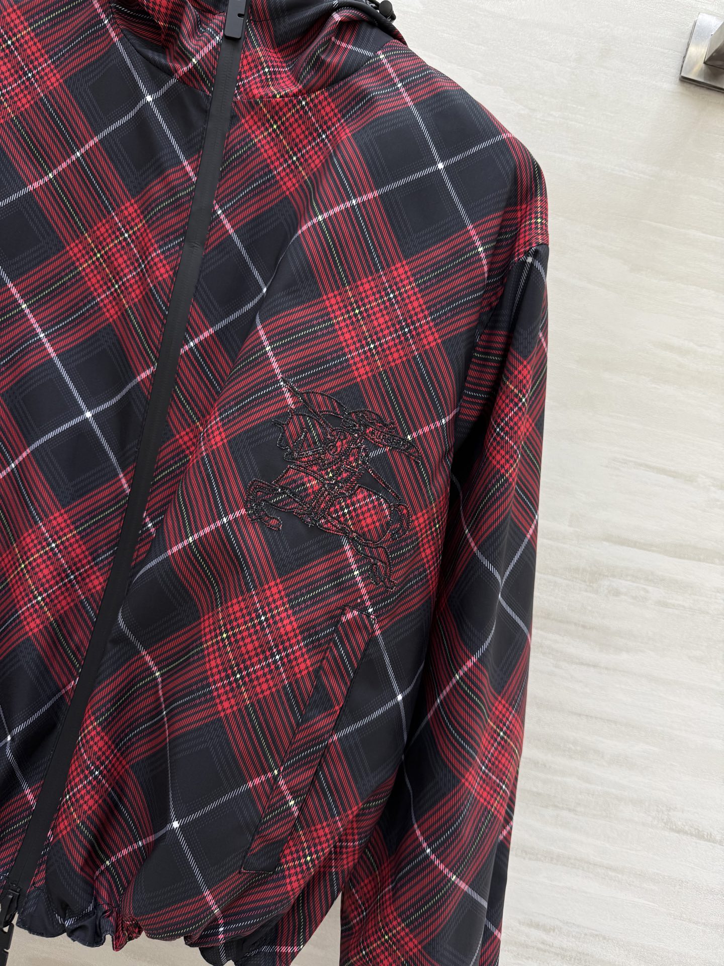 #Burberr♡²⁵秋冬新款 正反两穿连帽夹克外套 重工刺绣🪡战马 高品质 现货来size：S/M/L